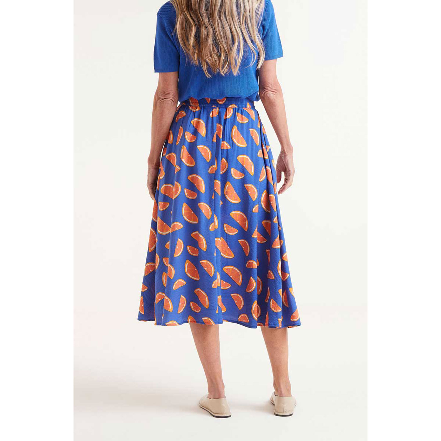 Compañia Fantastica Midi Jupe in Blau mit Orangen Print von Compañia Fantastica Model hinten