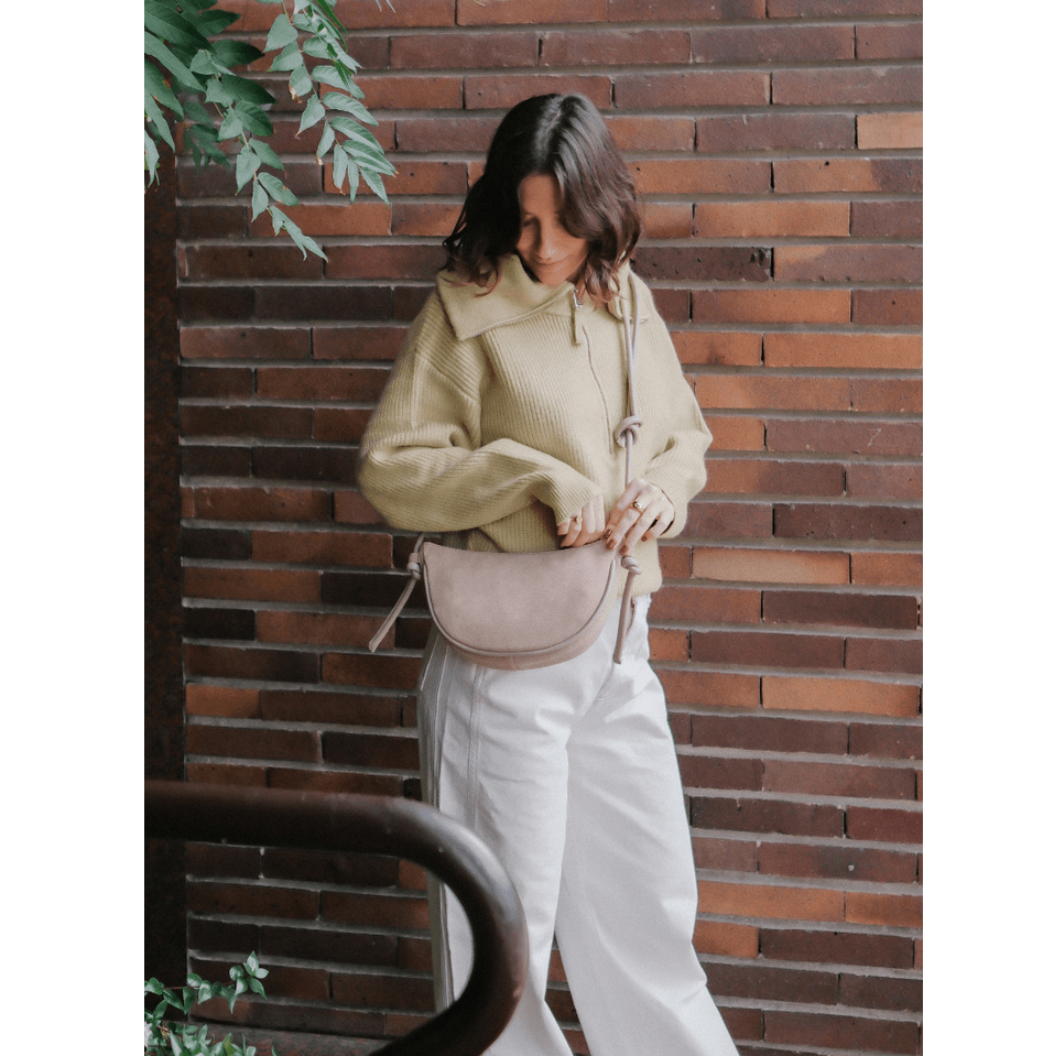 Ann Kurz Mini Half Moon Tasche in Beige von Ann Kurz Model vorne