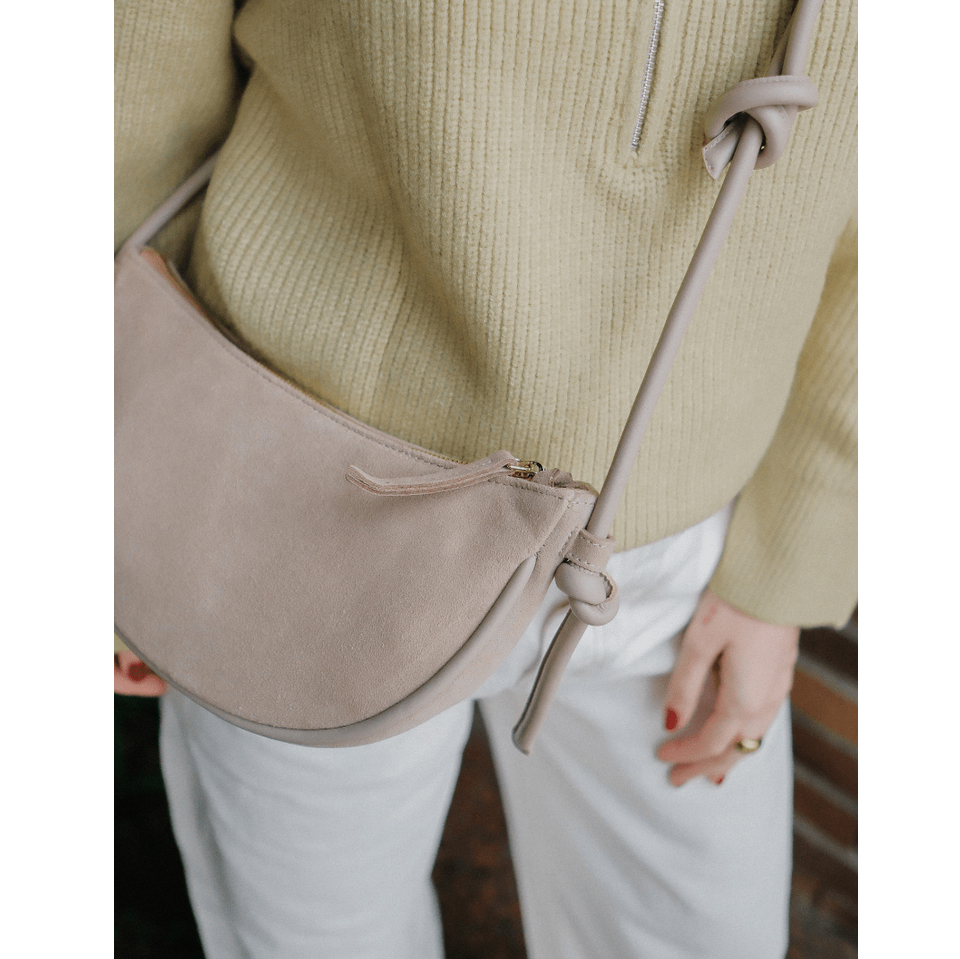 Ann Kurz Mini Half Moon Tasche in Beige von Ann Kurz Model vorne Detail