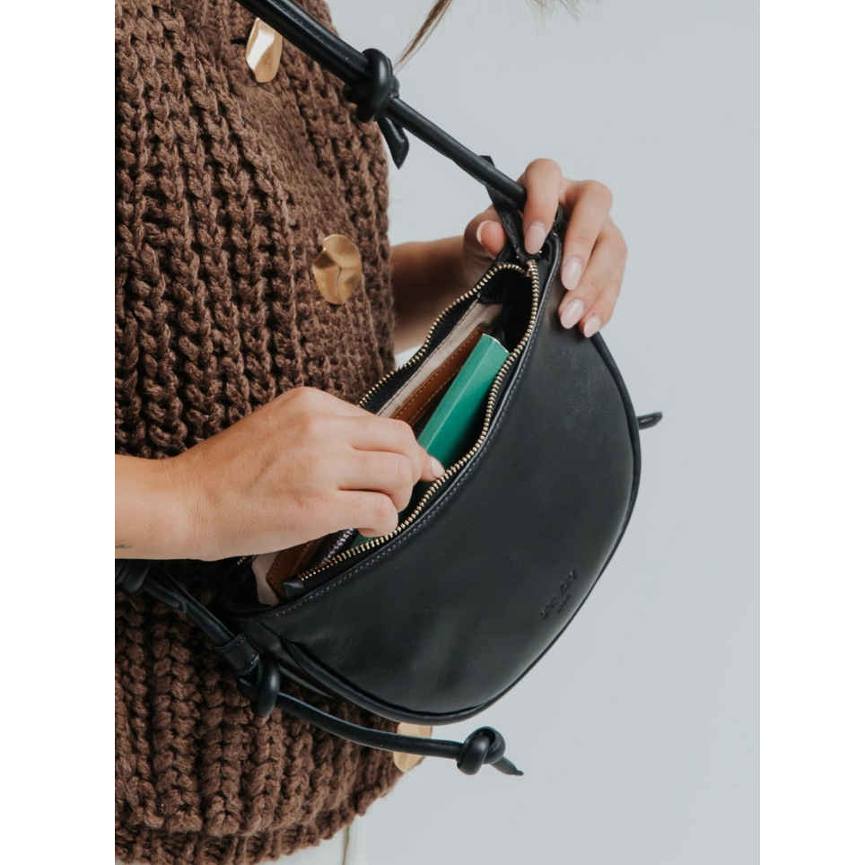 Ann Kurz Mini Half Moon Tasche in Schwarz von Ann Kurz Model Detail