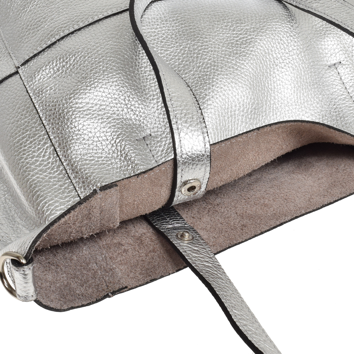 La Garçonne Accessoires Mini Lucie Ledertasche in metallischem Silber von La Garçonne Accessoires Detail