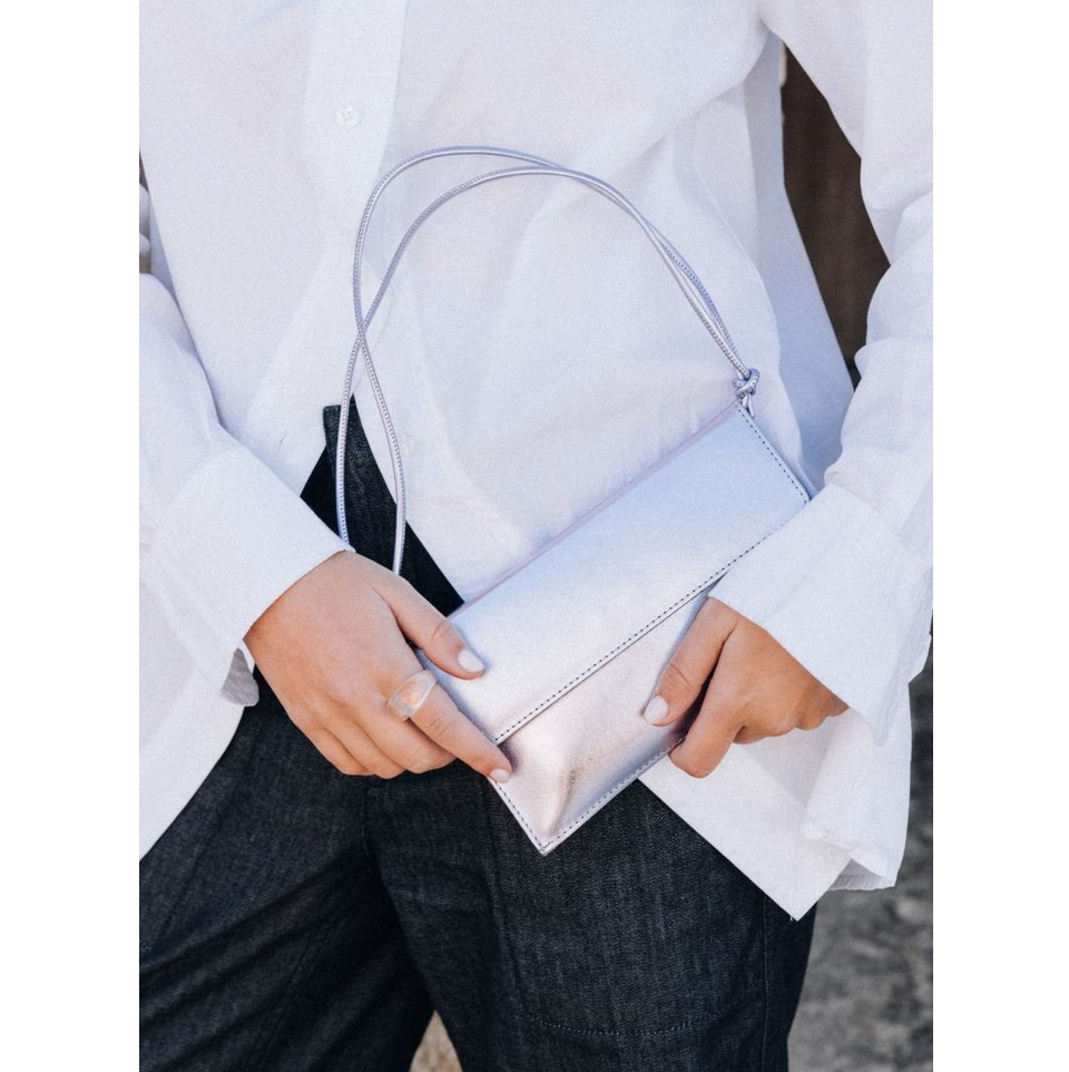 Ann Kurz Mini Thin Clutch in metallenem Lila von Ann Kurz Model Detail