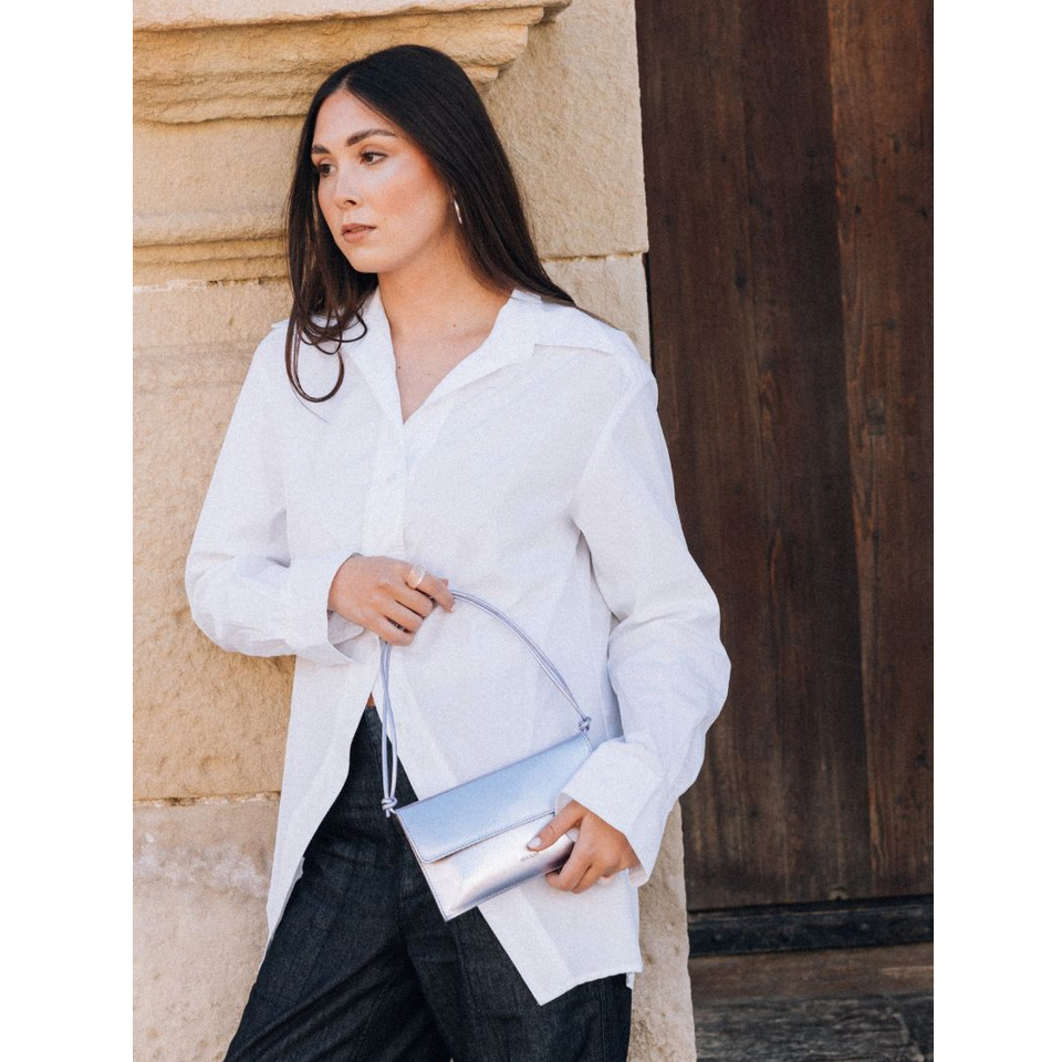 Ann Kurz Mini Thin Clutch in metallenem Lila von Ann Kurz Model vorne