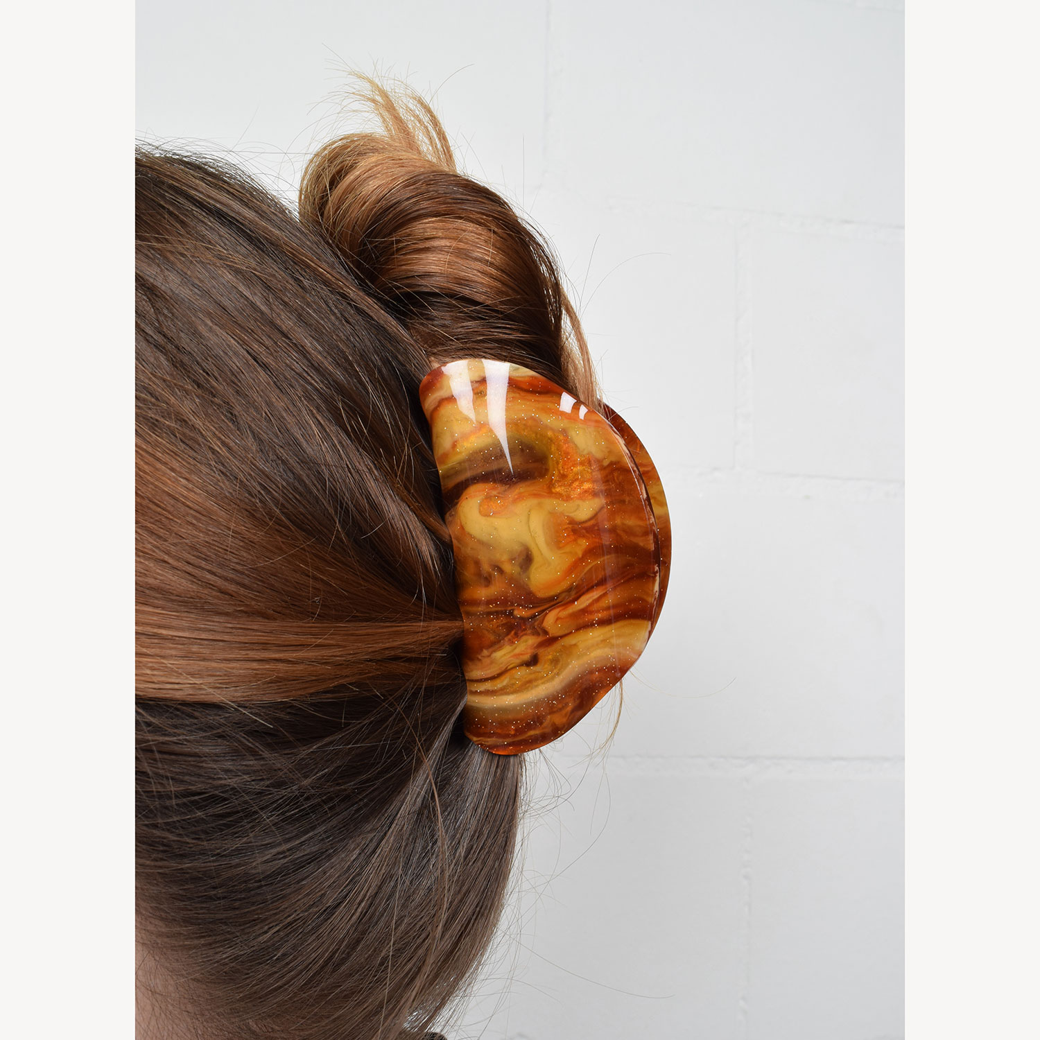 J&#39;adore Moon Haarklammer in Braun mit Marmormuster und leichtem Glitzer von J&#39;adore Model Seite