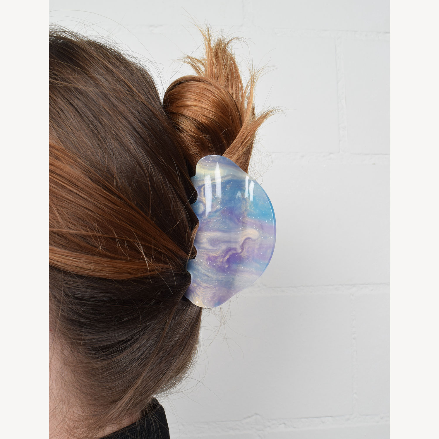 J'adore Moon Haarklammer in Blau und Violett mit Marmormuster und leichtem Glitzer von J'adore Model Seite