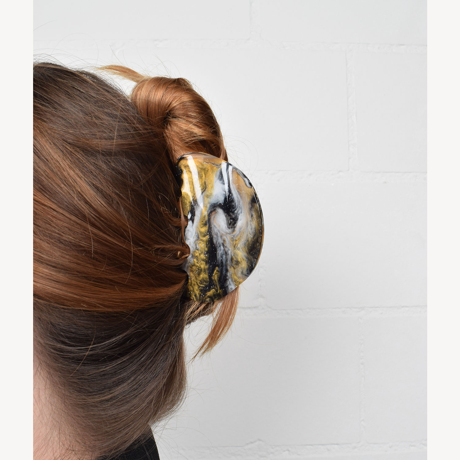 J&#39;adore Moon Haarklammer in Schwarz und Gold im Marmor-Look mit dezentem Glitzer von J&#39;adore Model Seite