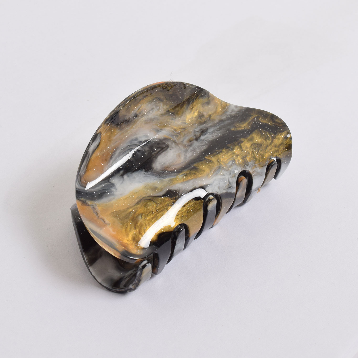 J&#39;adore Moon Haarklammer in Schwarz und Gold im Marmor-Look mit dezentem Glitzer von J&#39;adore Seite