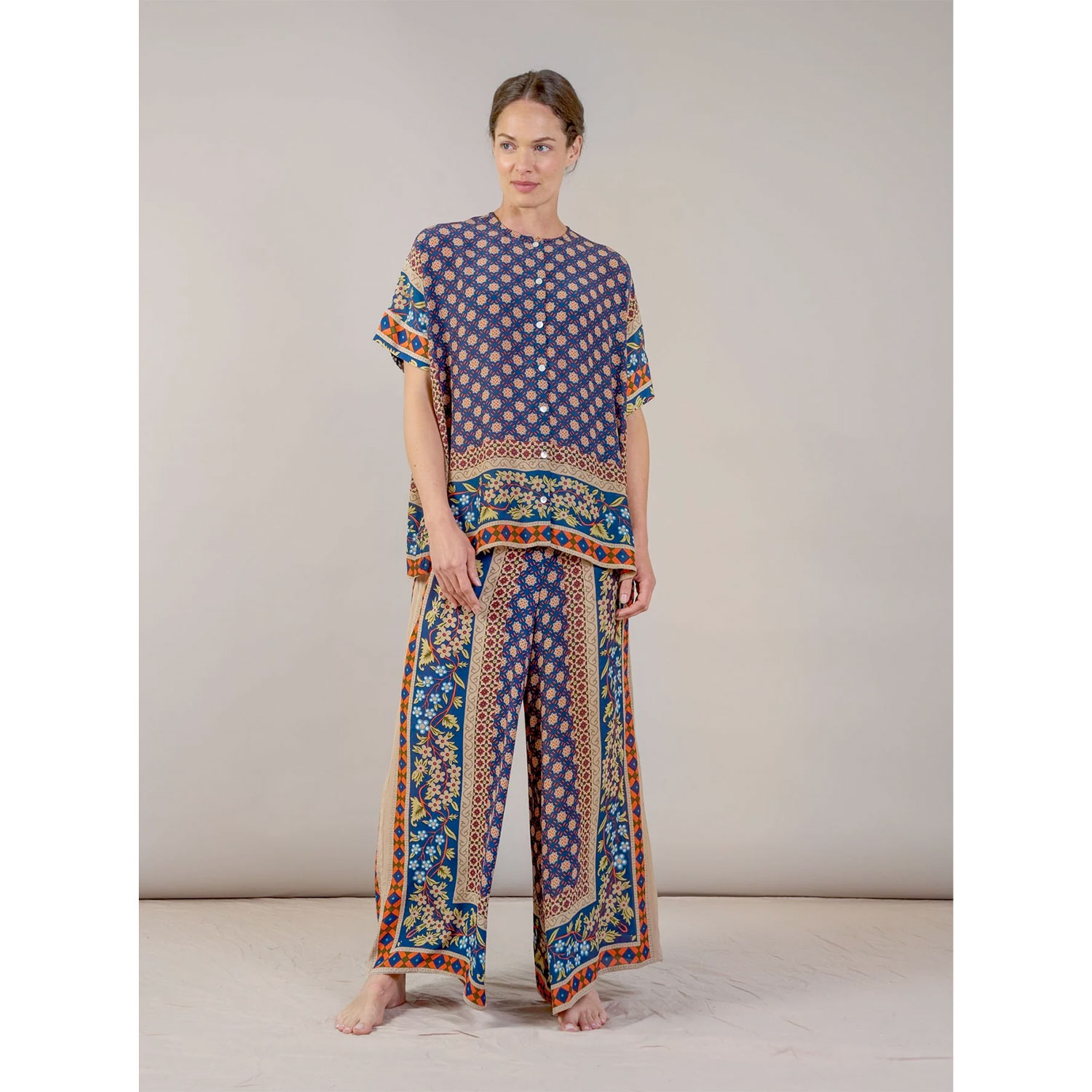 One Hundred Stars Moorish Palazzo Hose in Blau mit Print von One Hundred Stars. Model vorne