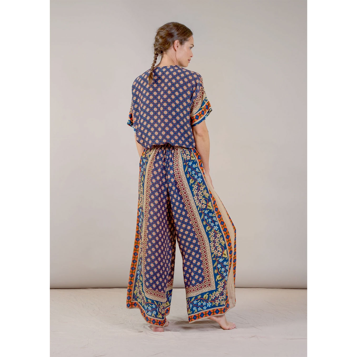 One Hundred Stars Moorish Palazzo Hose in Blau mit Print von One Hundred Stars. Model hinten