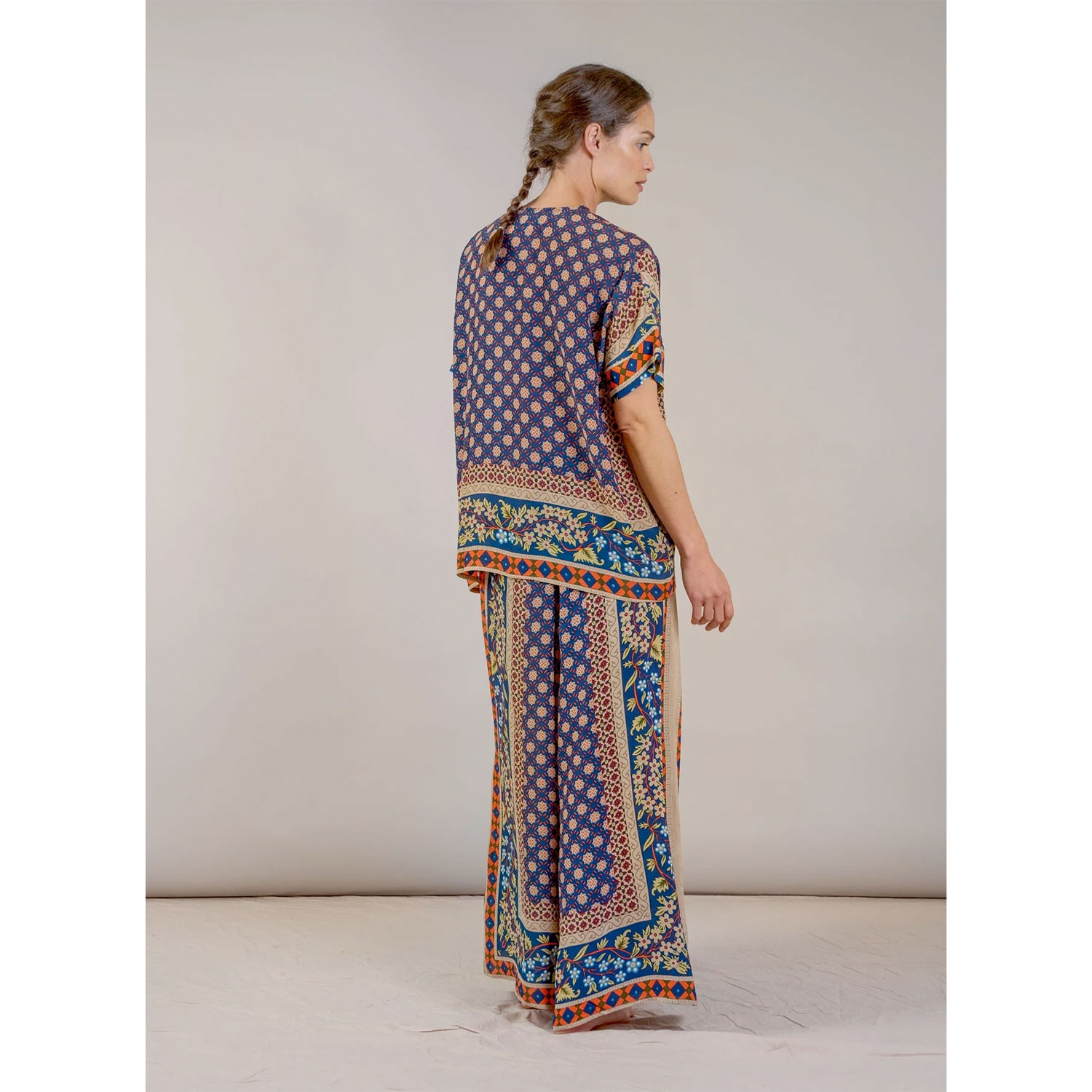 One Hundred Stars Moorish Palazzo Hose in Blau mit Print von One Hundred Stars. Model hinten