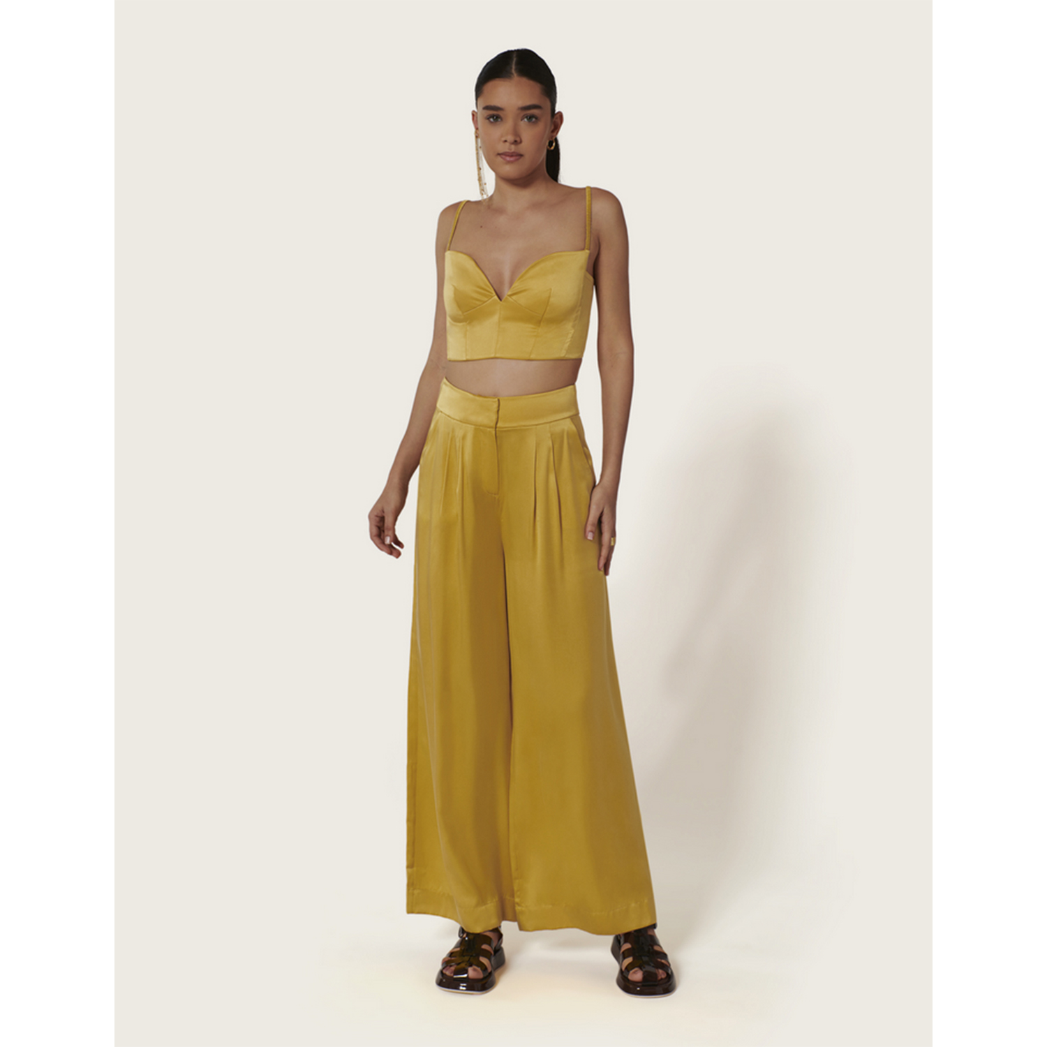 Karma Koma Moreau Hose in Senfgelb von Karma Koma Model vorne