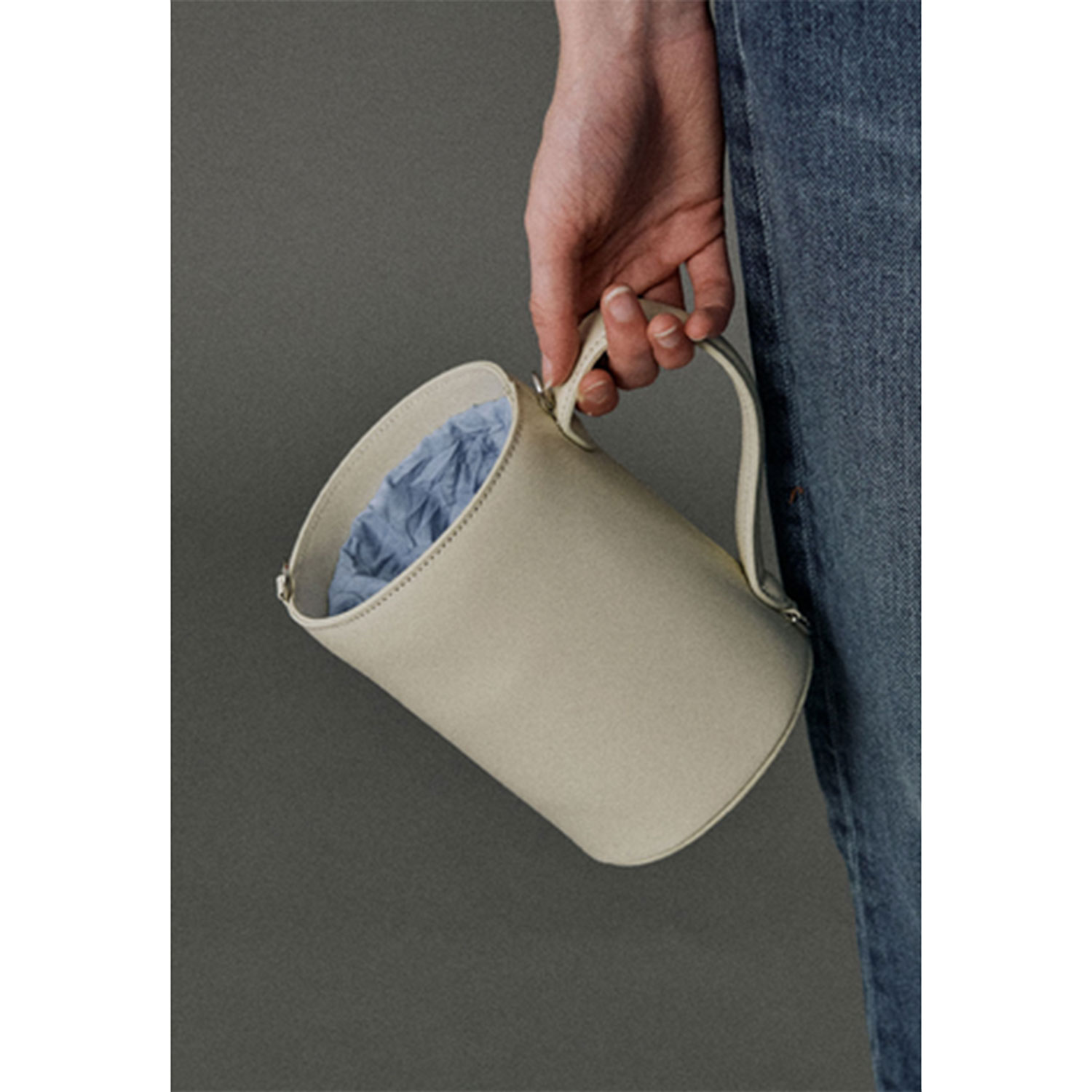 Love Charm Mug Ledertasche in Tassenform mit abnehmbaren Schulterriemen in Beige von Love Charm. Model