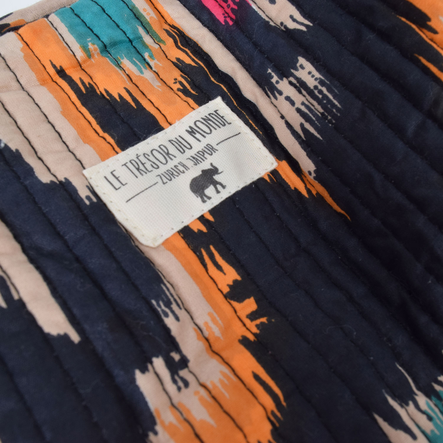 Le Trésor Du Monde Ikat Medium Le tresor du monde Necessair Schwarz detail
