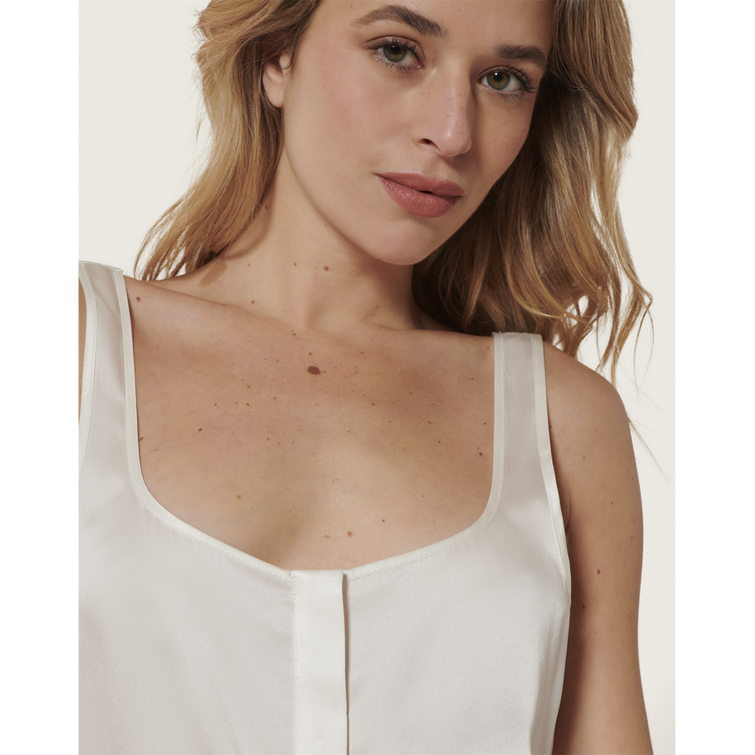 Karma Koma Niko Top in Weiss von Karma Koma Model Detail