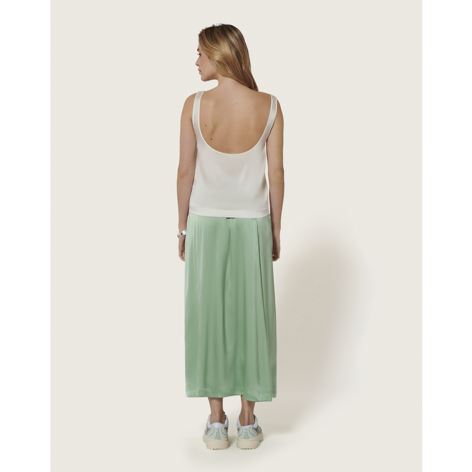 Karma Koma Niko Top in Weiss von Karma Koma Model hinten