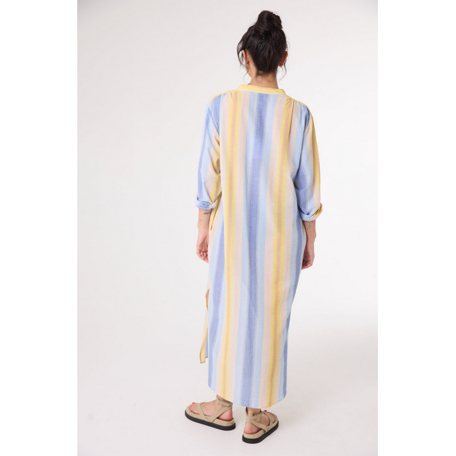 Sacrécoeur Nina Cruz Kleid mit mehrfarbigen Streifen von Sacrécoeur Model hinten