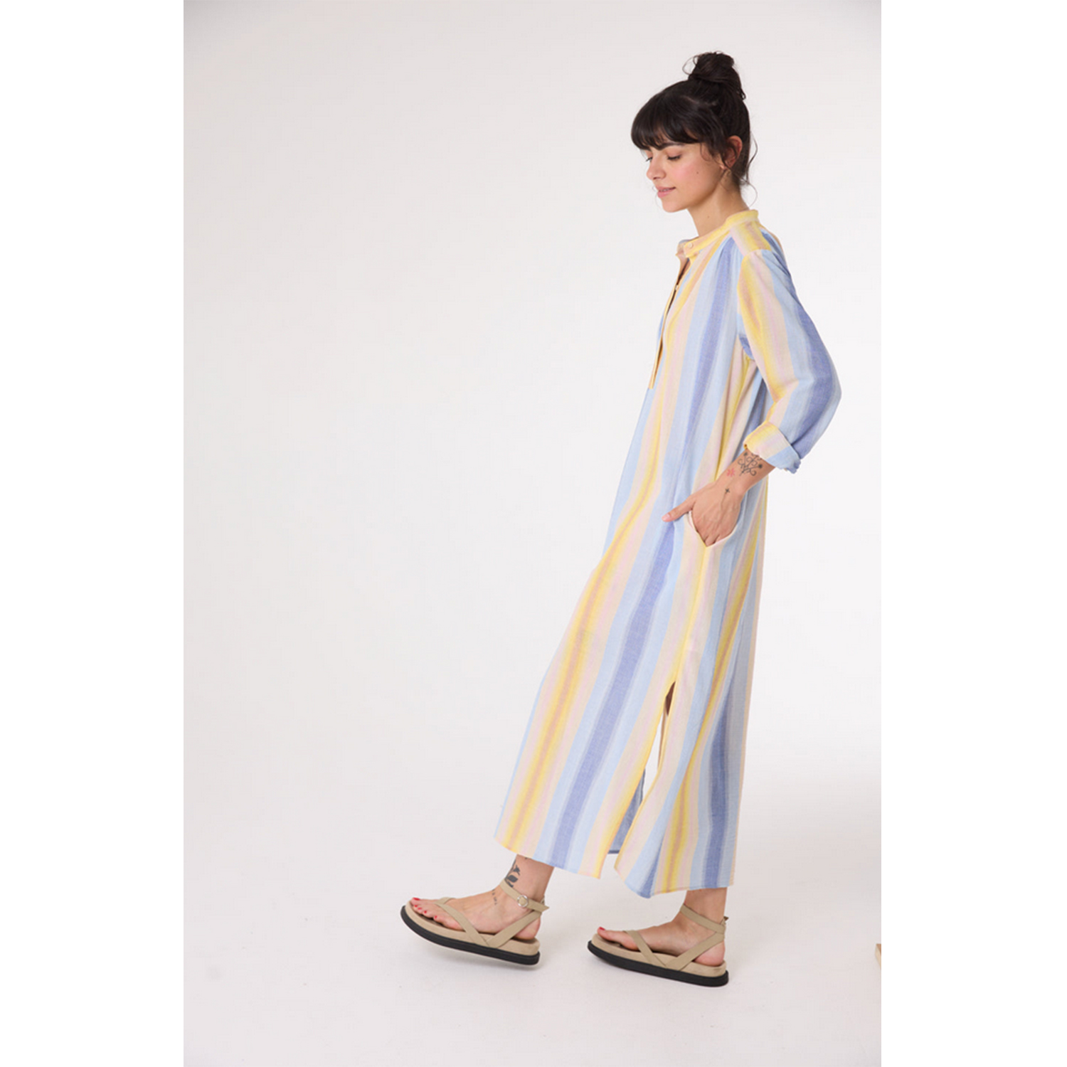 Sacrécoeur Nina Cruz Kleid mit mehrfarbigen Streifen von Sacrécoeur Model Seite