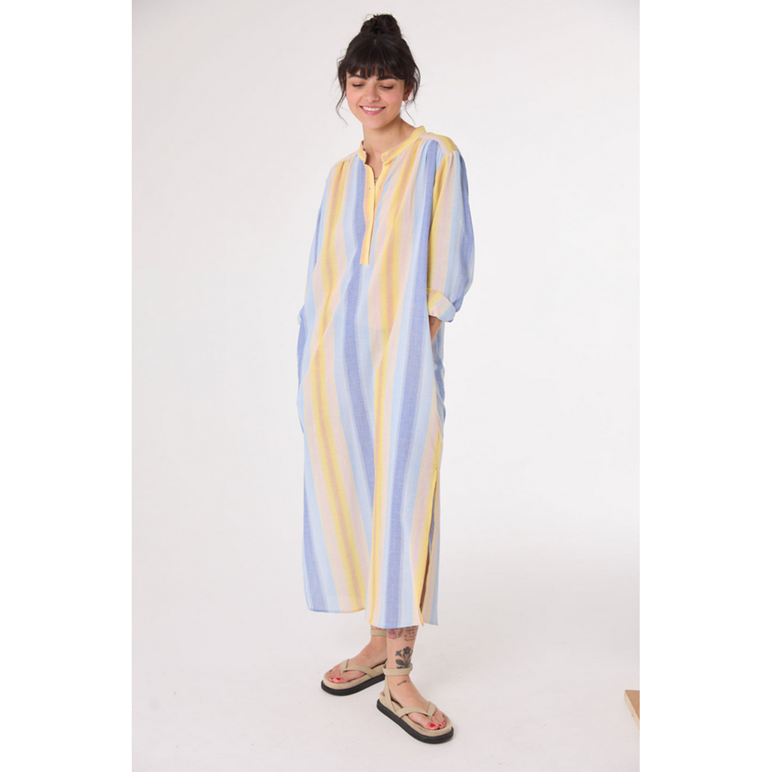 Sacrécoeur Nina Cruz Kleid mit mehrfarbigen Streifen von Sacrécoeur Model vorne