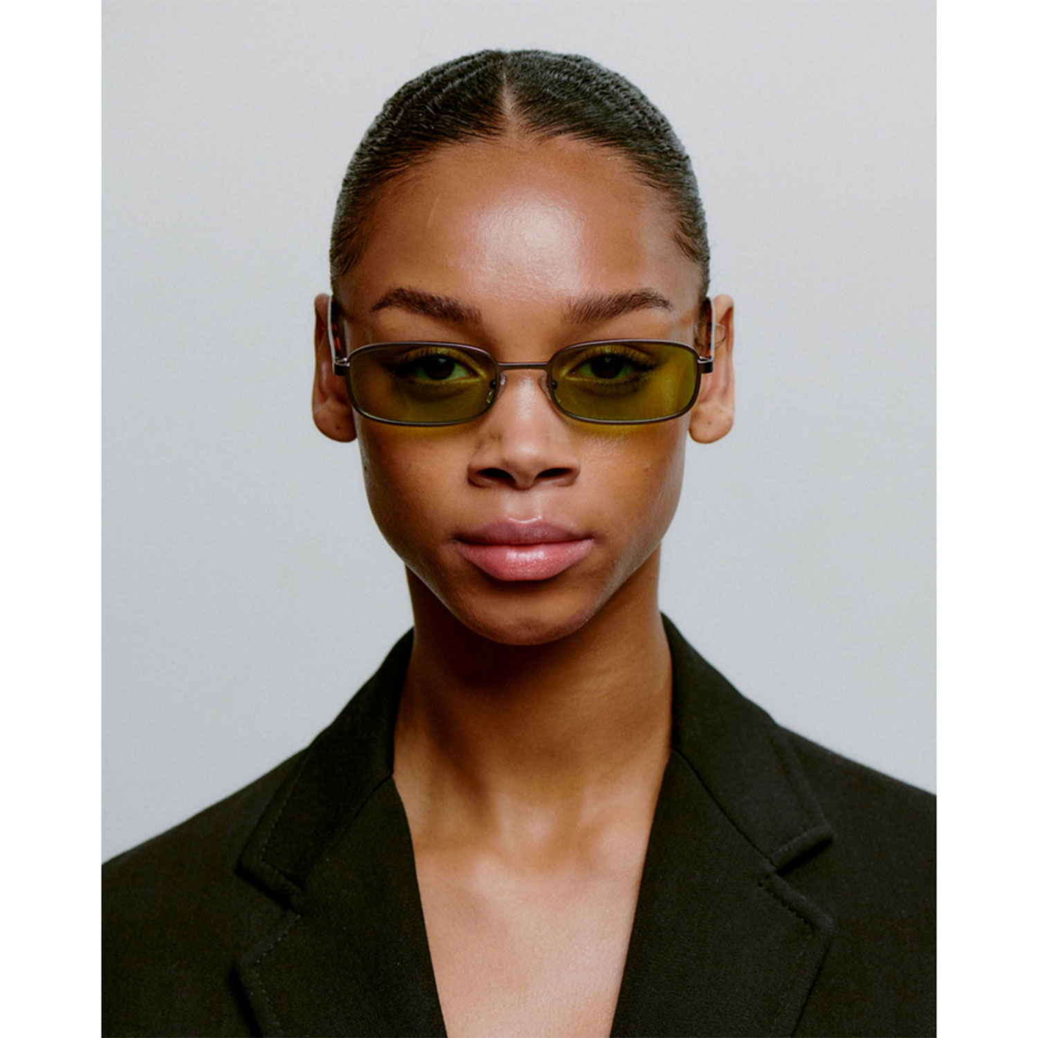 A.Kjaerbede Noah Sonnenbrille in Braun meliert mit mattem Metallic von A.Kjaerbede Model vorne