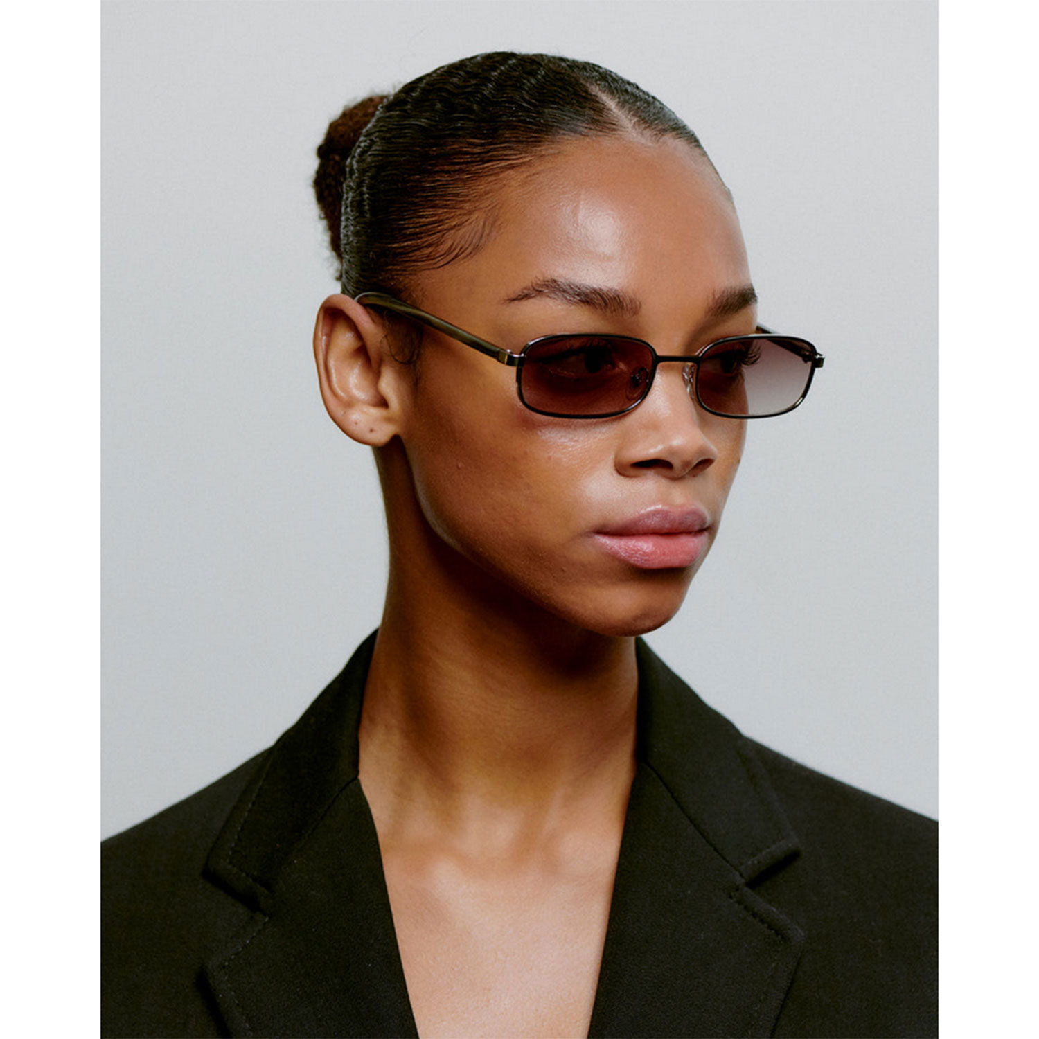 A.Kjaerbede Noah Sonnenbrille in Grau Metallic von A.Kjaerbede Model seite