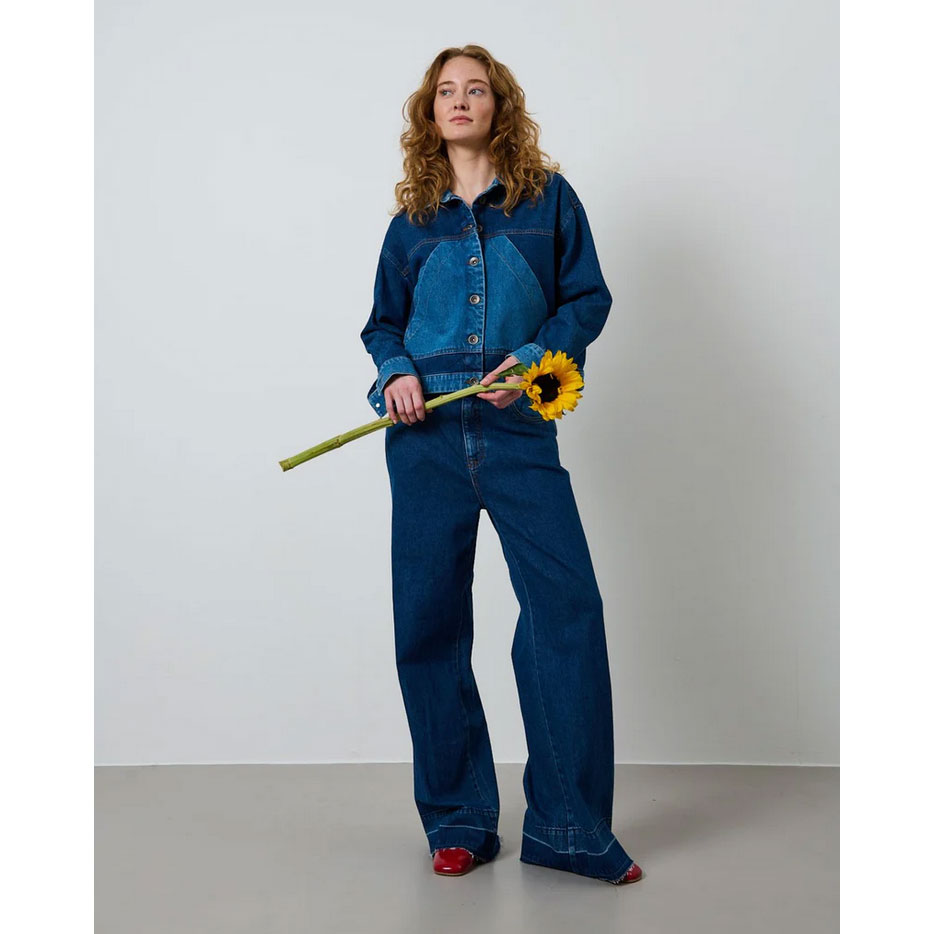 La Rouge Norah Jeanshose in Denimblau von La Rouge Model vorne