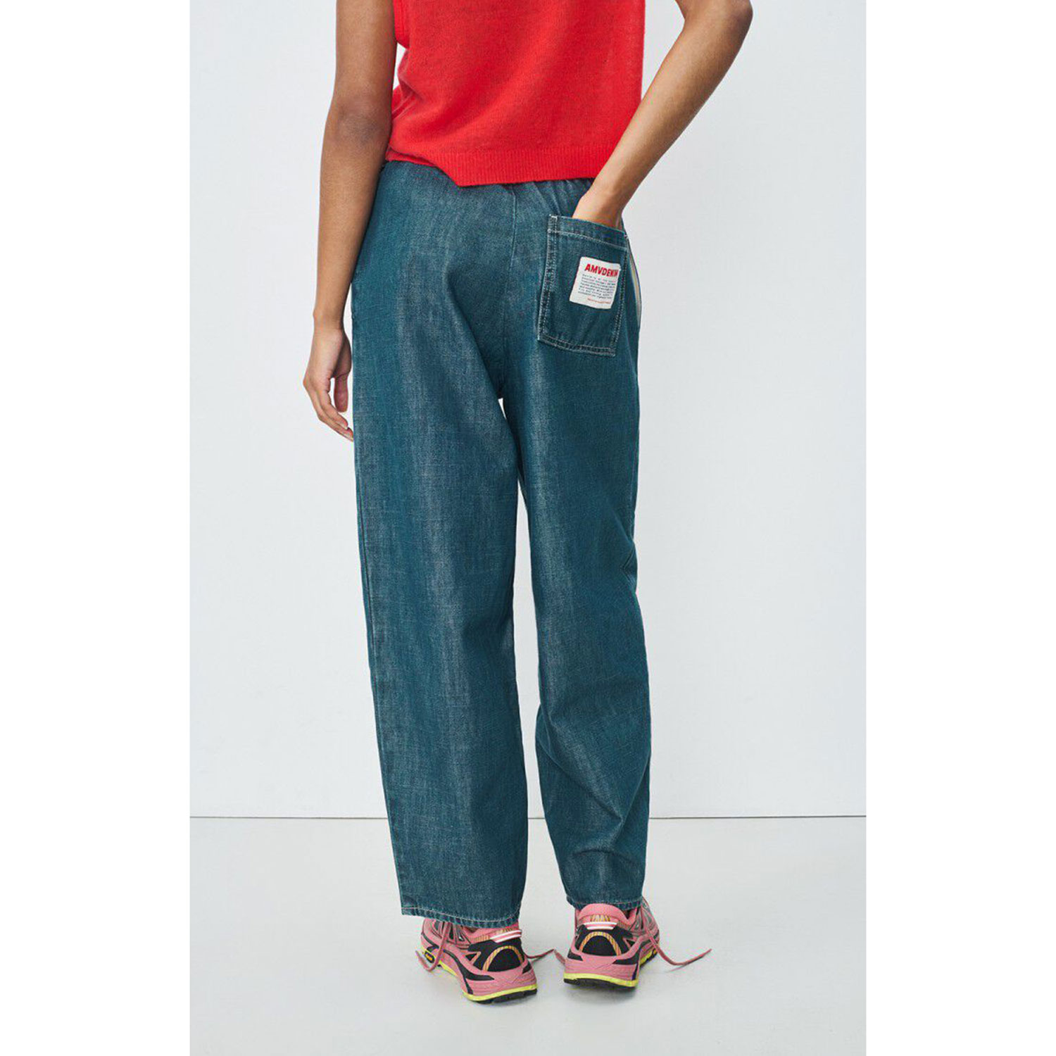 American Vintage Ozyr Hose mit Gummizug in Denimblau von American Vintage Model hinten