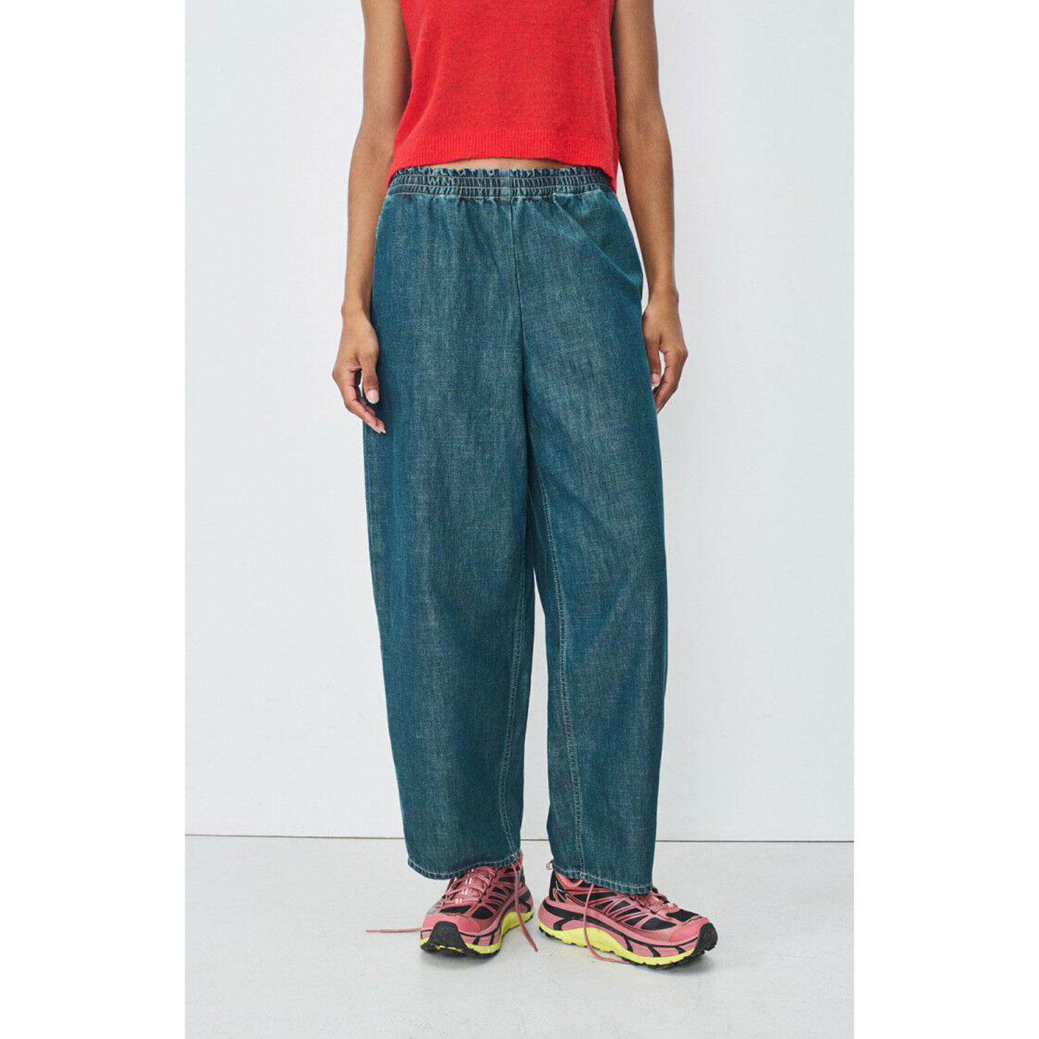 American Vintage Ozyr Hose mit Gummizug in Denimblau von American Vintage Model vorne