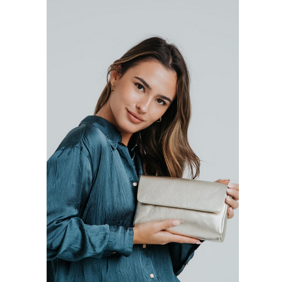 Ann Kurz Pack Large Umhängetasche in Metallic Champagne von Ann Kurz Model vorne Detail