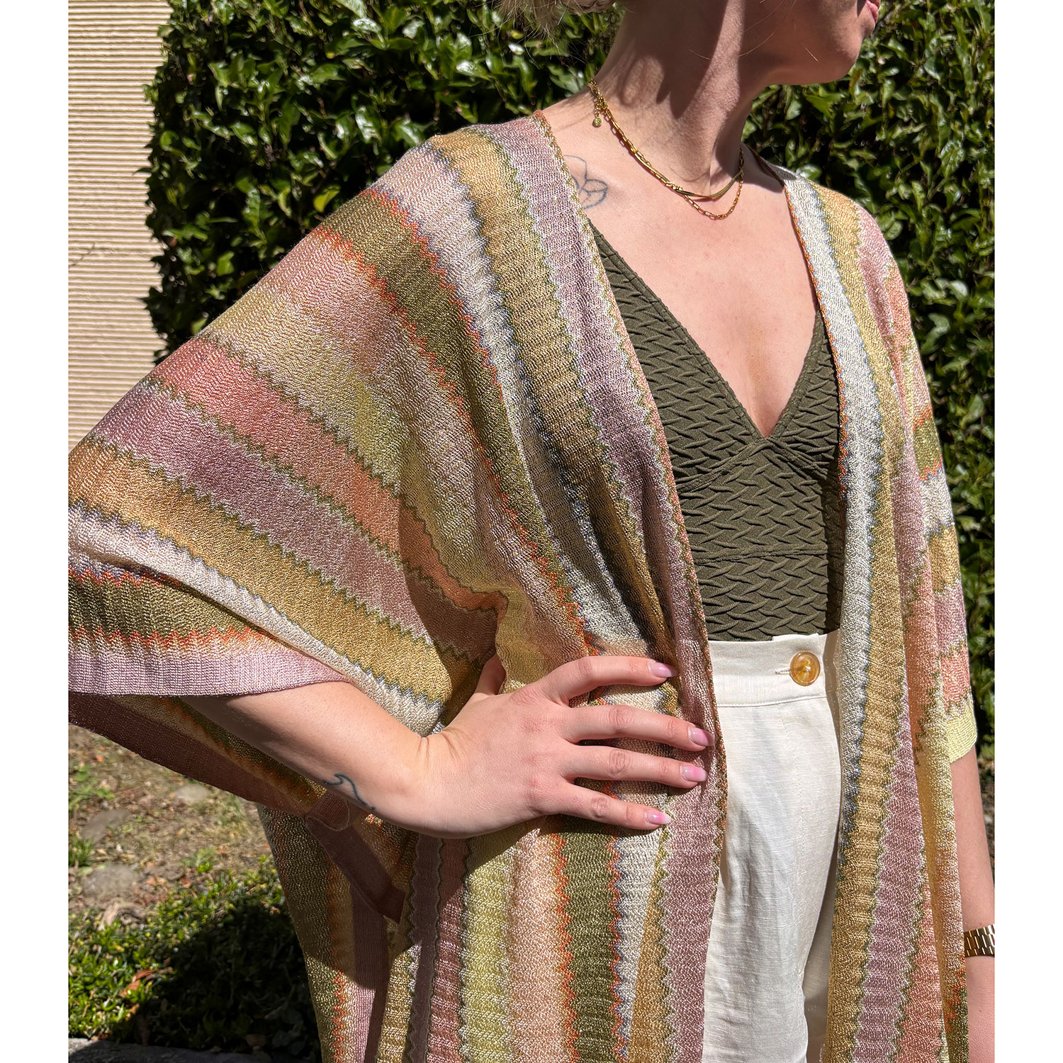 La Garçonne Accessoires Pamela Strand-Kimono mit Fransen in Pastellfarben und mit Metallic-Fäden von La Garçonne Vetements. Model Detail