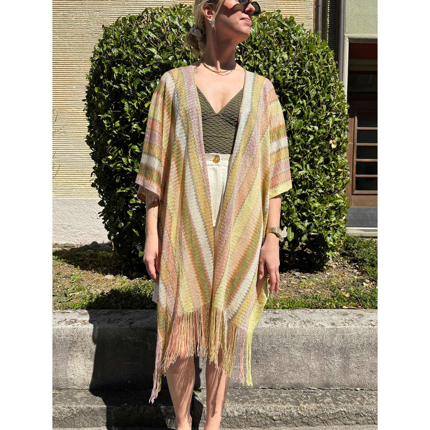 La Garçonne Accessoires Pamela Strand-Kimono mit Fransen in Pastellfarben und mit Metallic-Fäden von La Garçonne Vetements. Model Vorne