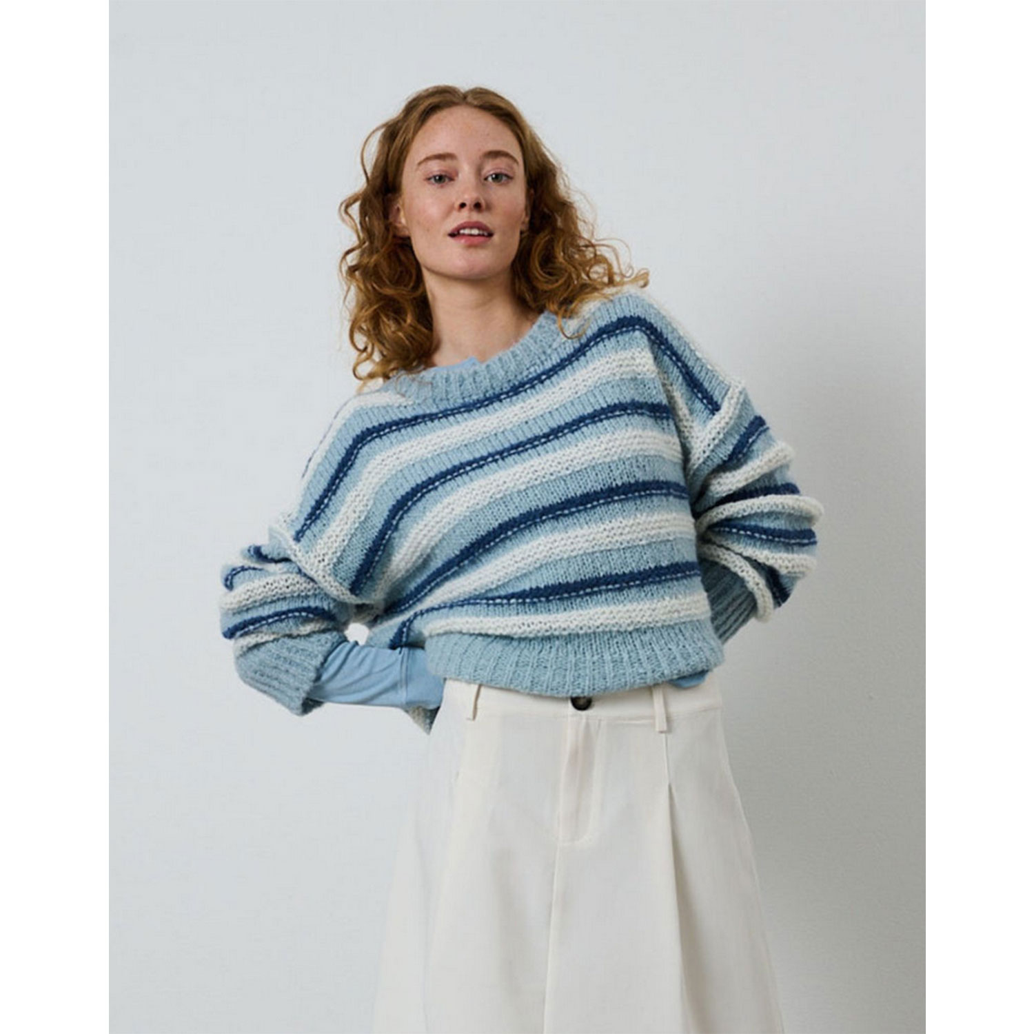 La Rouge Pernille Pullover in Blau Weiss Gestreift von La Rouge Model vorne