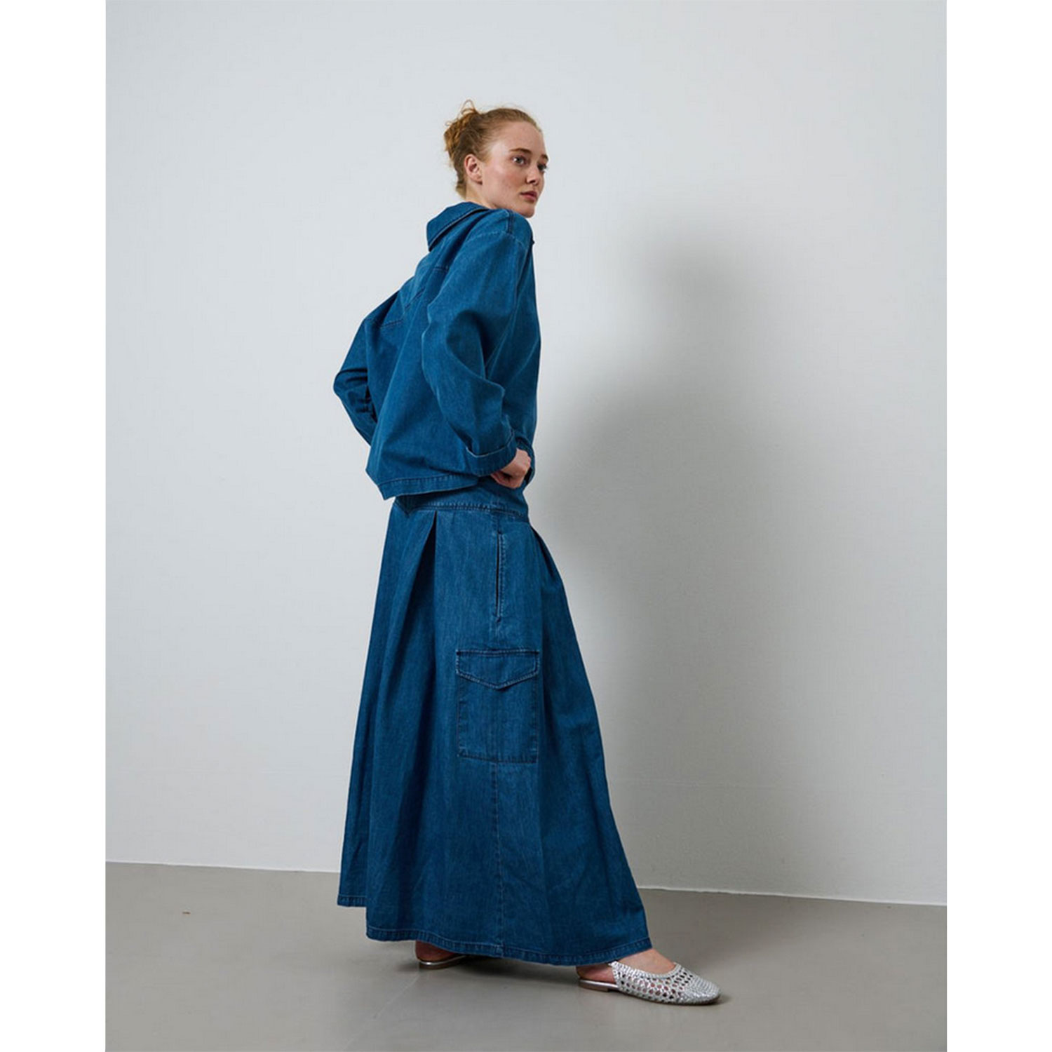 La Rouge Petra Denim-Jupe mit Seitentaschen in Denimblau von La Rouge Model Seite