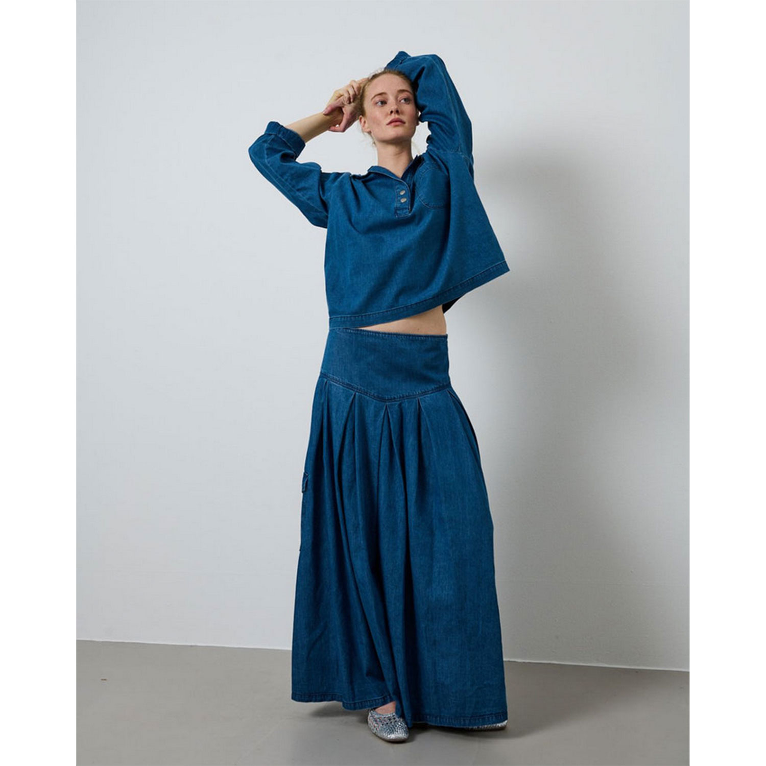 La Rouge Petra Denim-Jupe mit Seitentaschen in Denimblau von La Rouge Model vorne