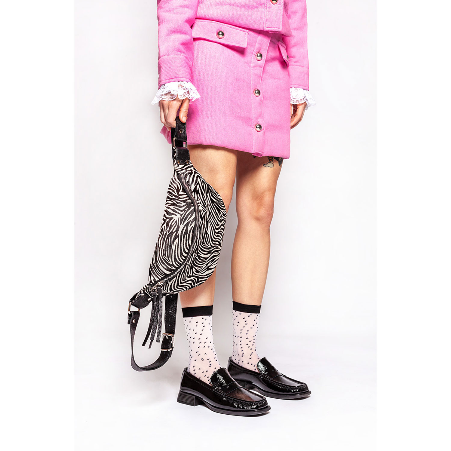 La Garçonne Phoebe Penny-Loafer au schwarzem Lackleder von La Garçonne Shoes. Model