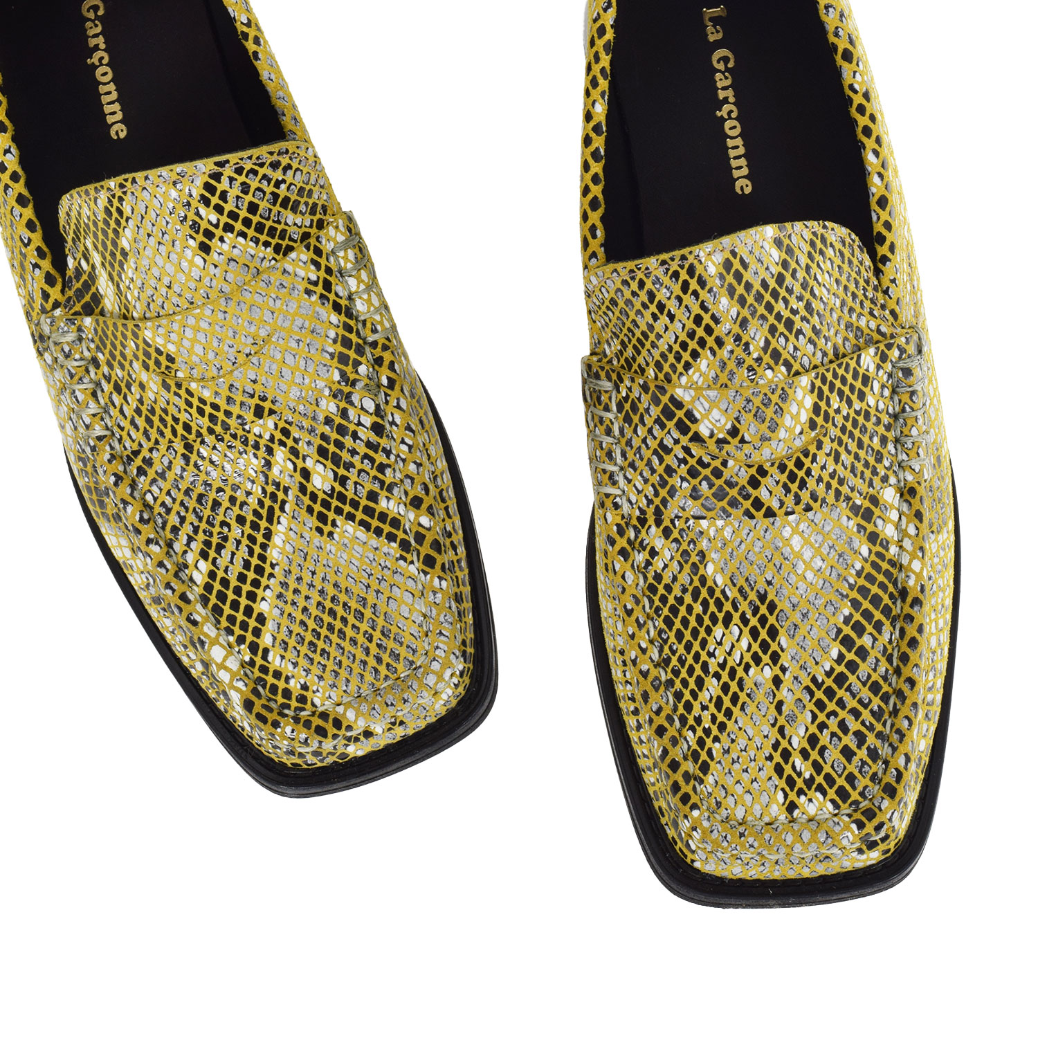 La Garçonne Phoebe Penny-Loafer in gelbem Schlangenmuster von La Garçonne. Detail