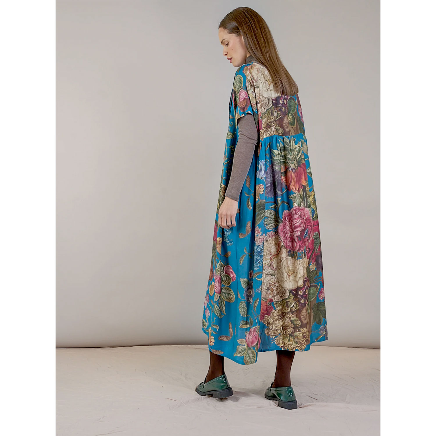 One Hundred Stars Primula Plissee-Kleid in Blau mit Blumenprint von One Hundred Stars Model hinten