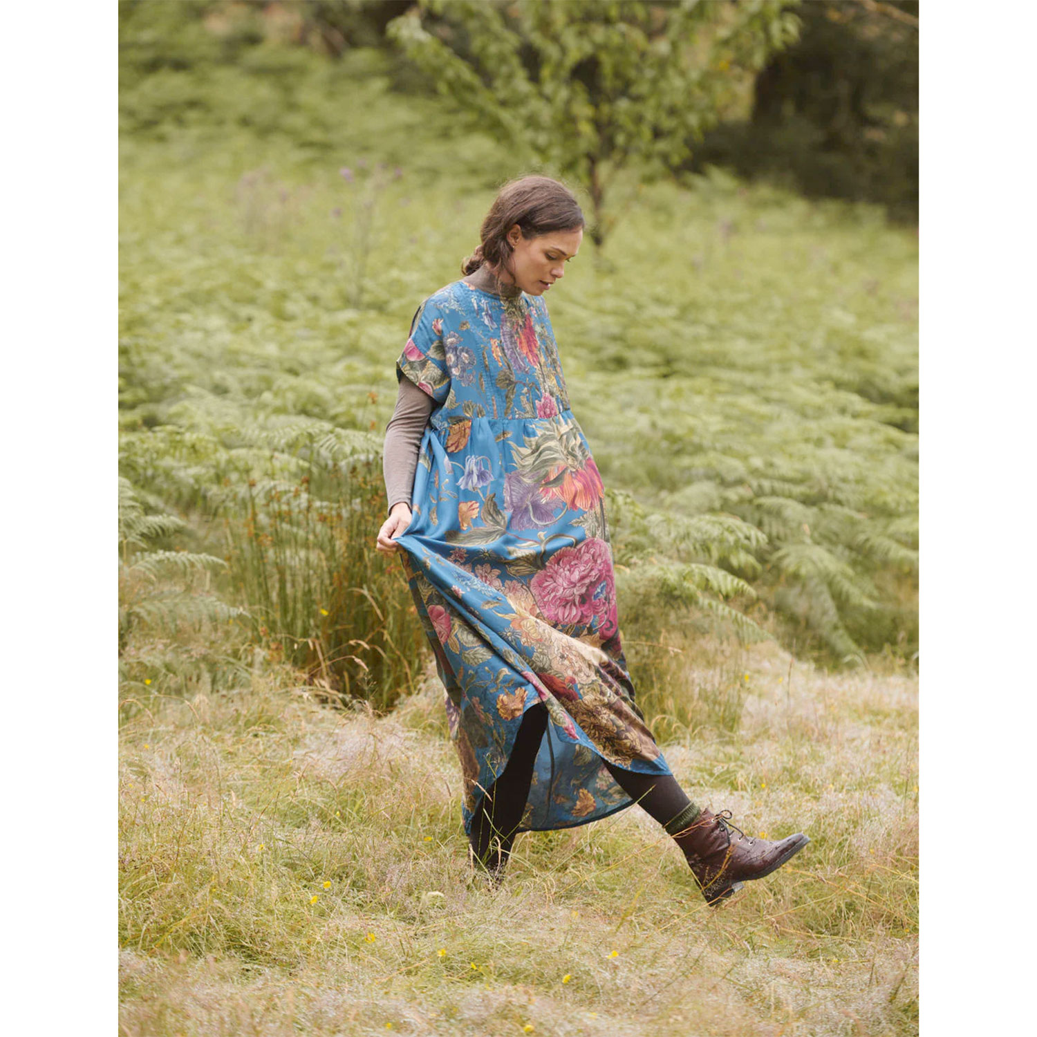 One Hundred Stars Primula Plissee-Kleid in Blau mit Blumenprint von One Hundred Stars Model vorne