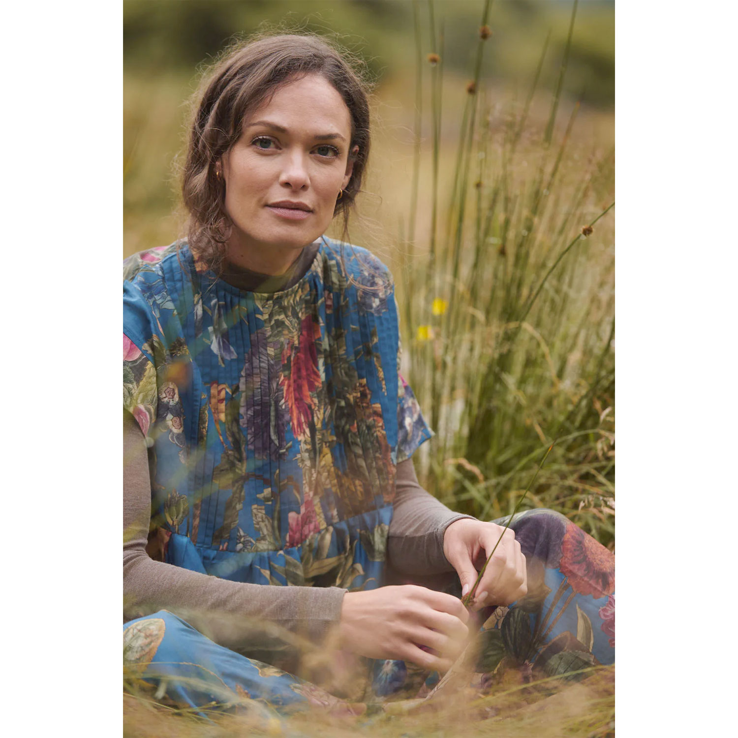 One Hundred Stars Primula Plissee-Kleid in Blau mit Blumenprint von One Hundred Stars Model vorne