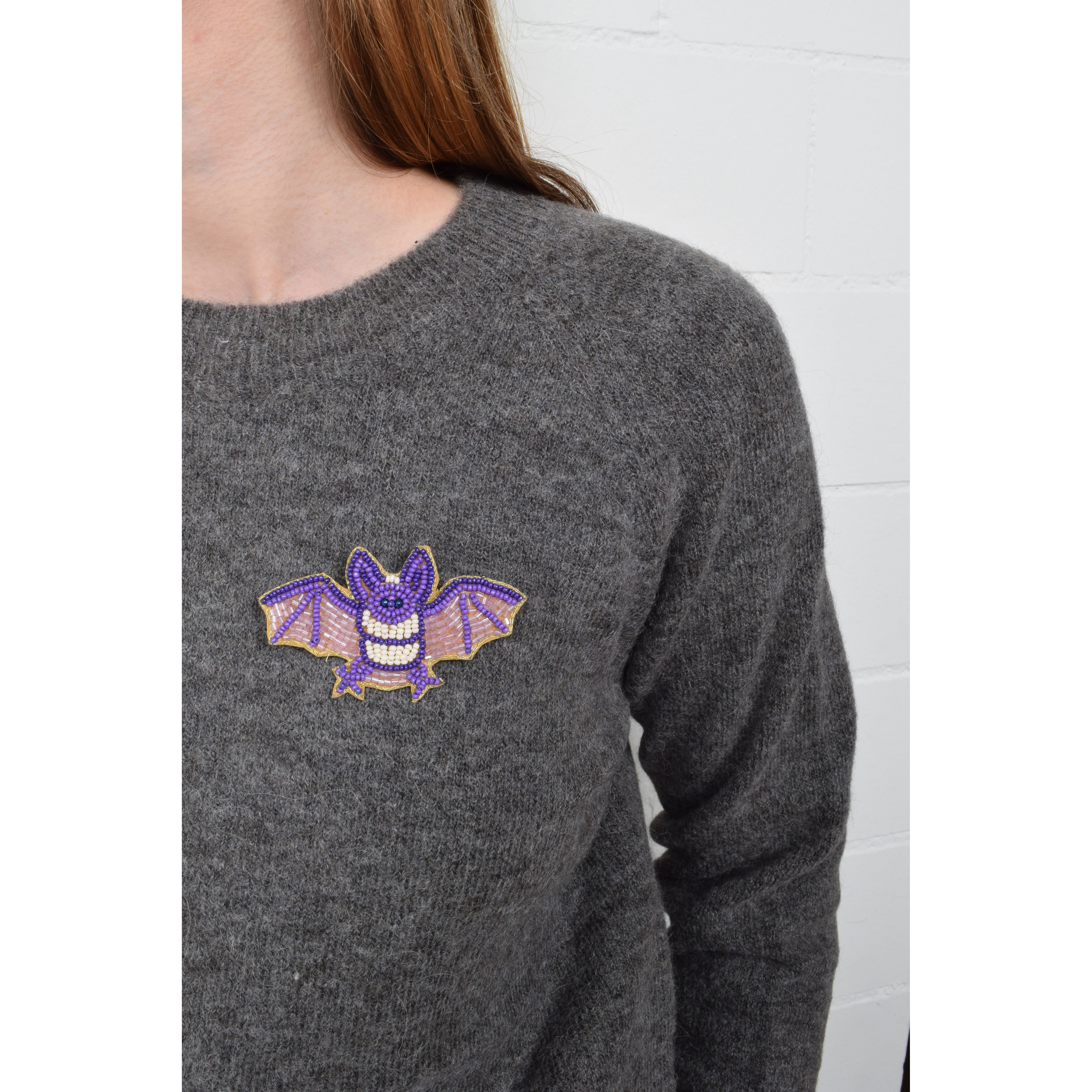 La Garçonne Bijoux Purple Bat Ohrstecker in Violett von La Garconne Bijoux Model vorne