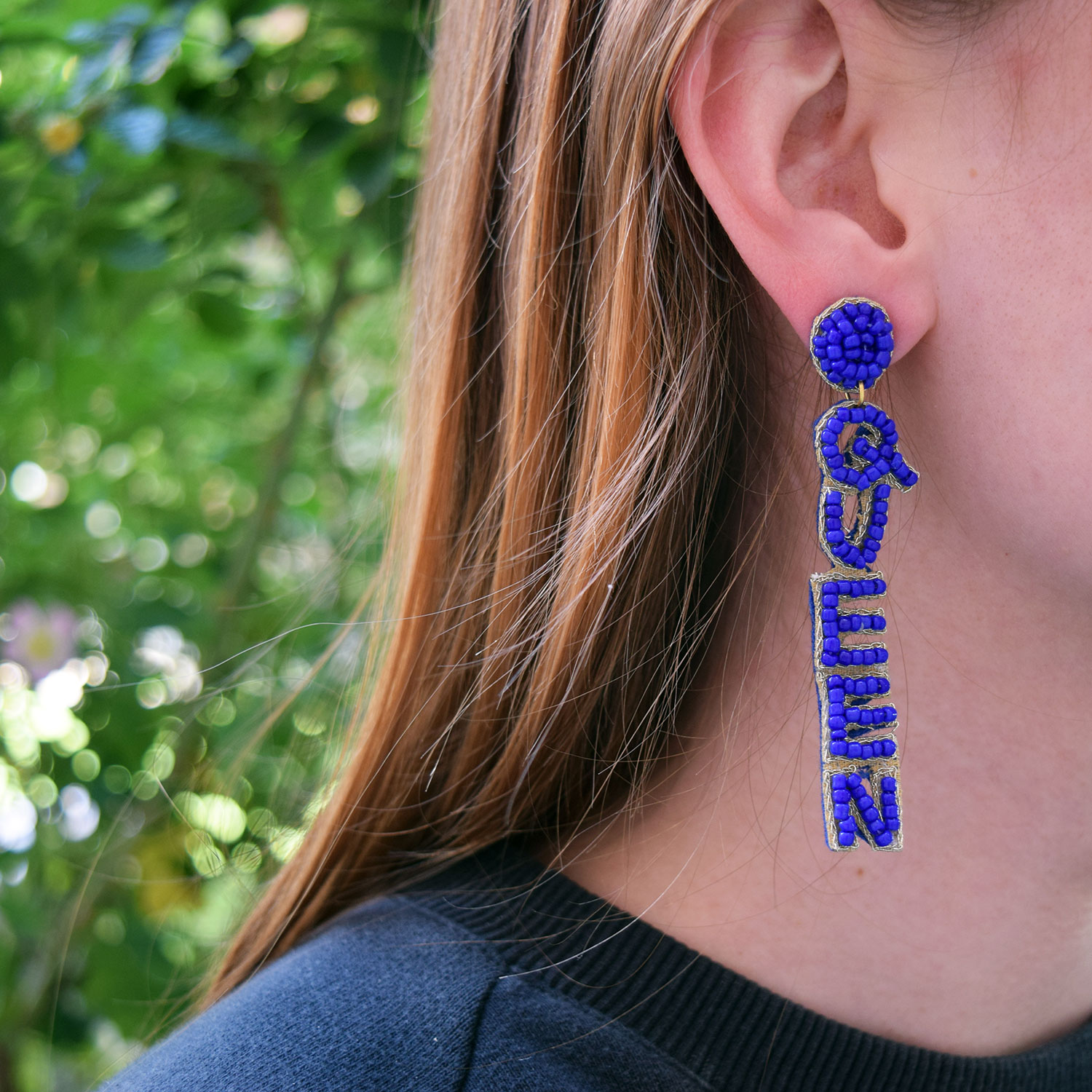 La Garçonne Bijoux Queen La Garçonne Bijoux Ohrstecker Blau Model vorne