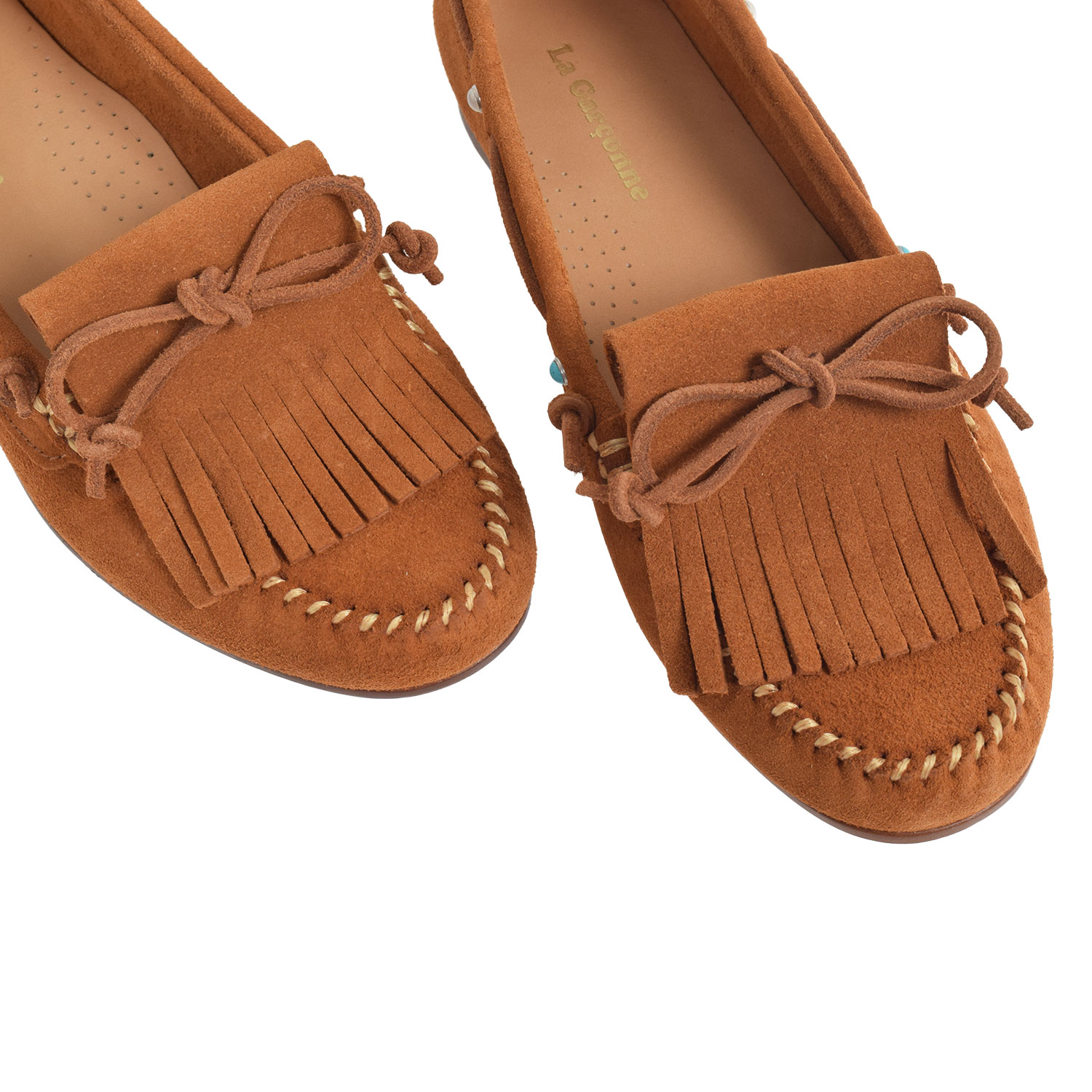 La Garçonne Rachel Mokassins aus braunem Wildleder mit Fransen und Perlendetails von La Garçonne. Detail