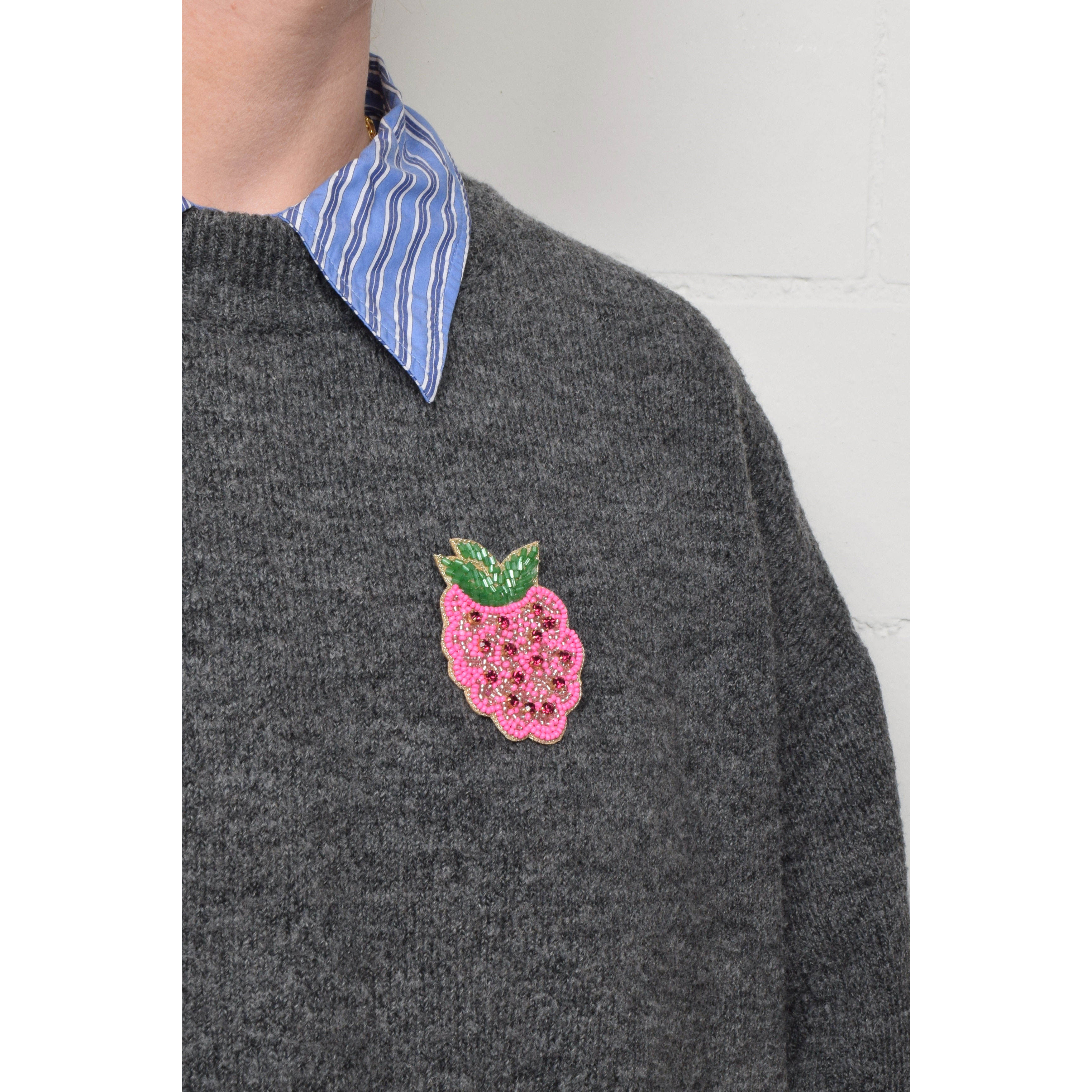 La Garçonne Bijoux Raspberry Brosche in Pink von La Garçonne Bijoux Model vorne