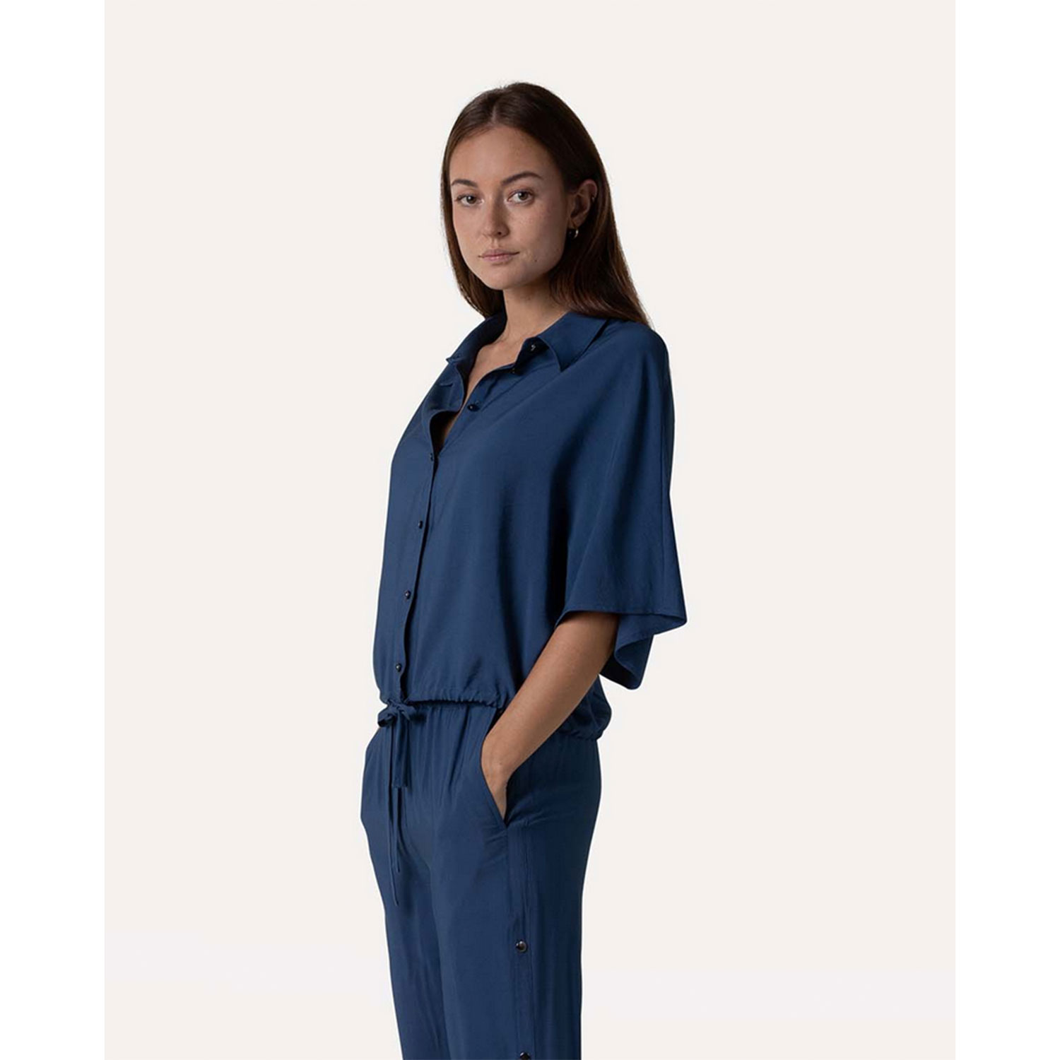 Another Label Rila kurzarm Bluse mit Chemisekragen, Knopfleiste und Kordelzug am Saum in Blau von Another Label. Model seite