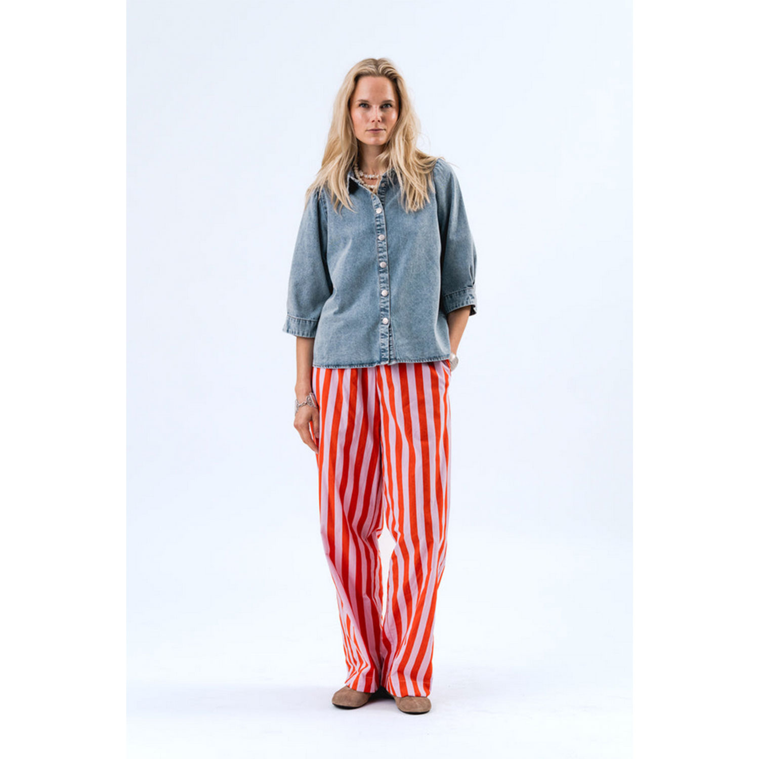 Lolly's Laundry Rita Hose in Rosa und Orange gestreift mit elastischem Bund von Lollys Laundry Model vorne