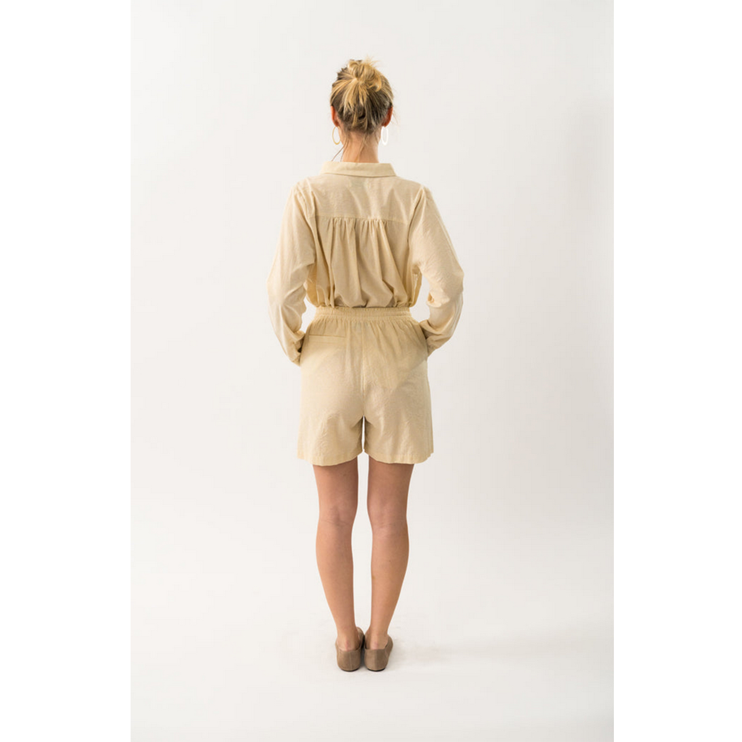 Lolly's Laundry Rita Shorts in Camel und Ecru gestreift von Lolly's Laundry Model hinten