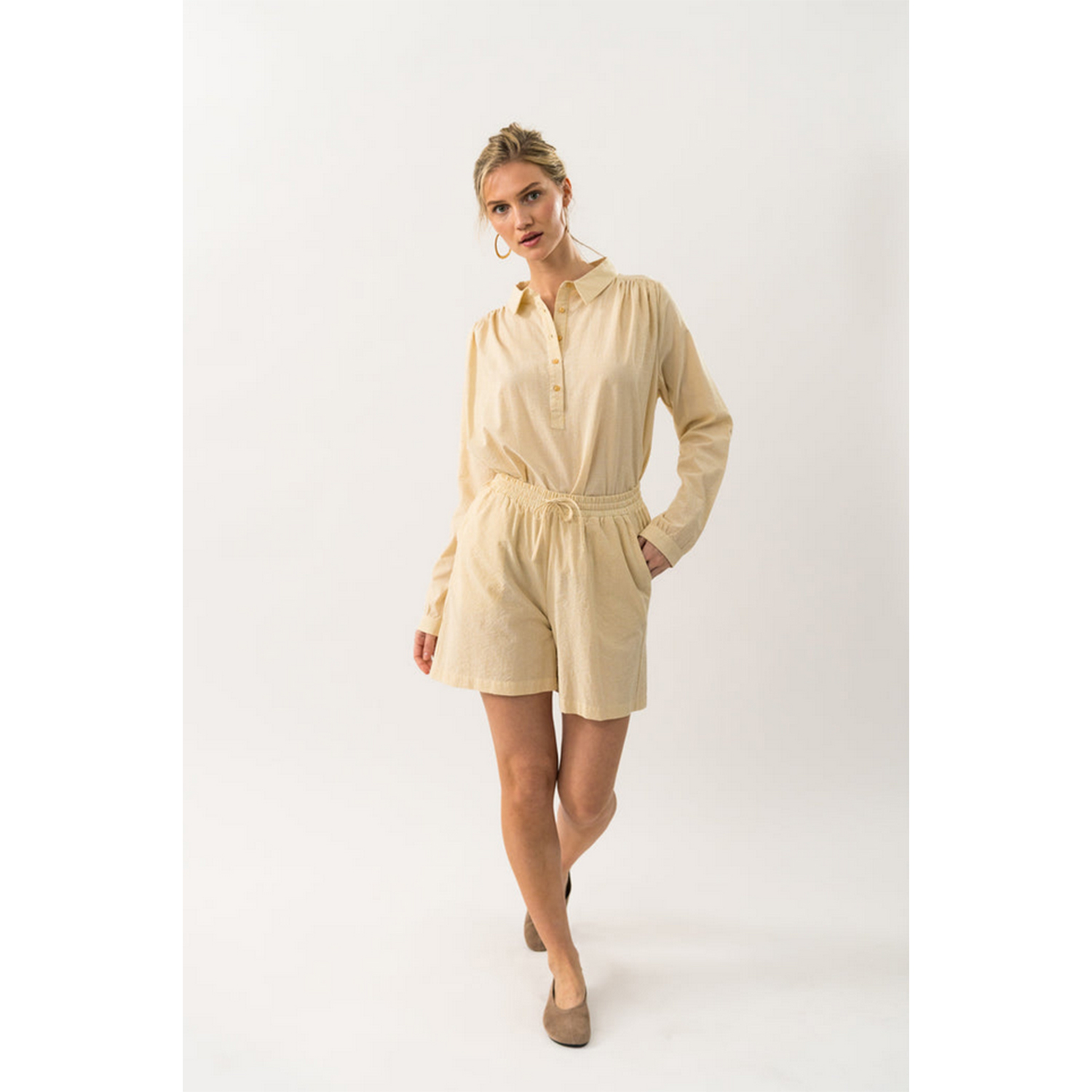 Lolly's Laundry Rita Shorts in Camel und Ecru gestreift von Lolly's Laundry Model vorne