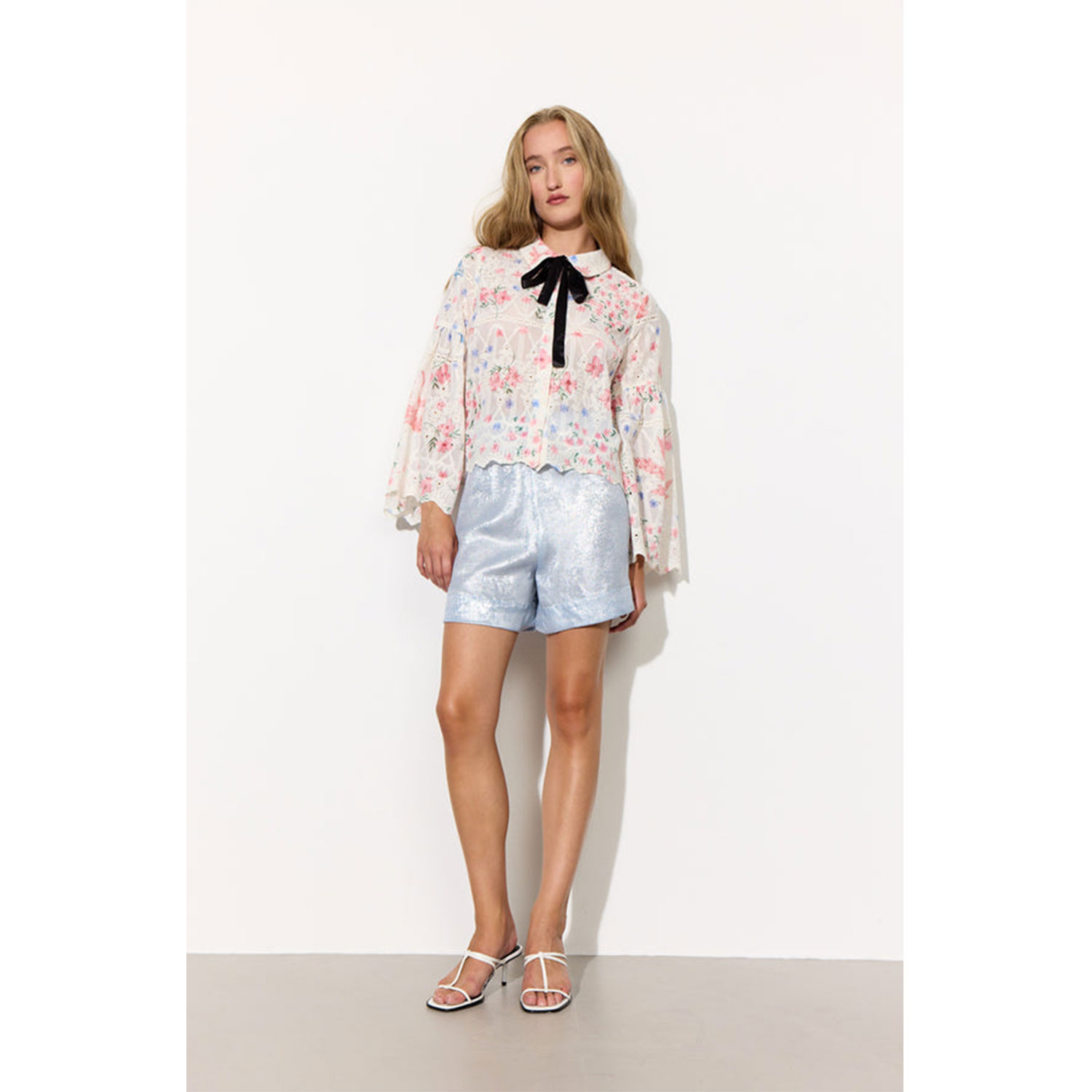 Hunkøn Robin Shorts in metallischen Blau von Hunkøn Model vorne