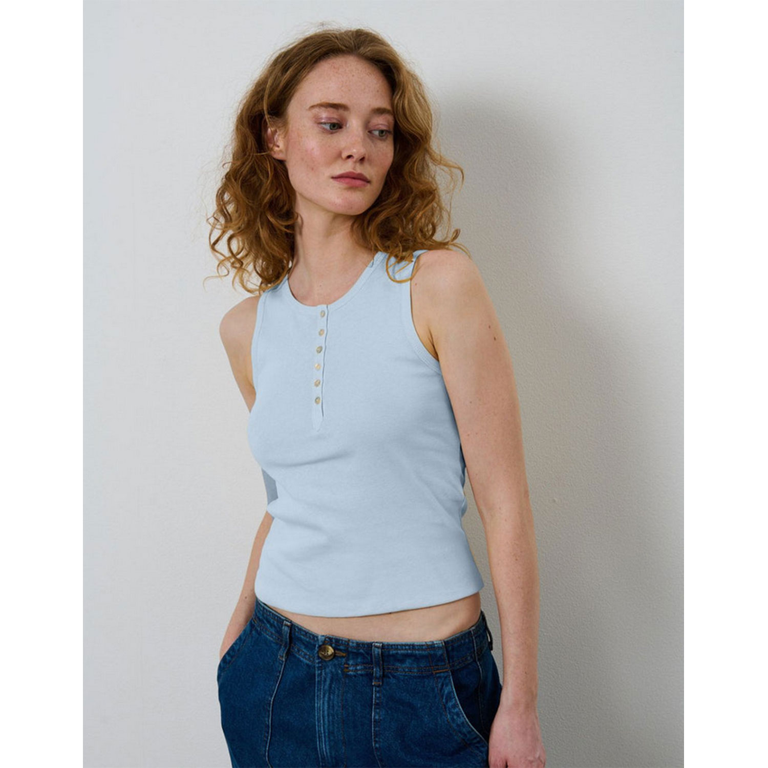 La Rouge Rose Top in Hellblau von La Rouge Model vorne