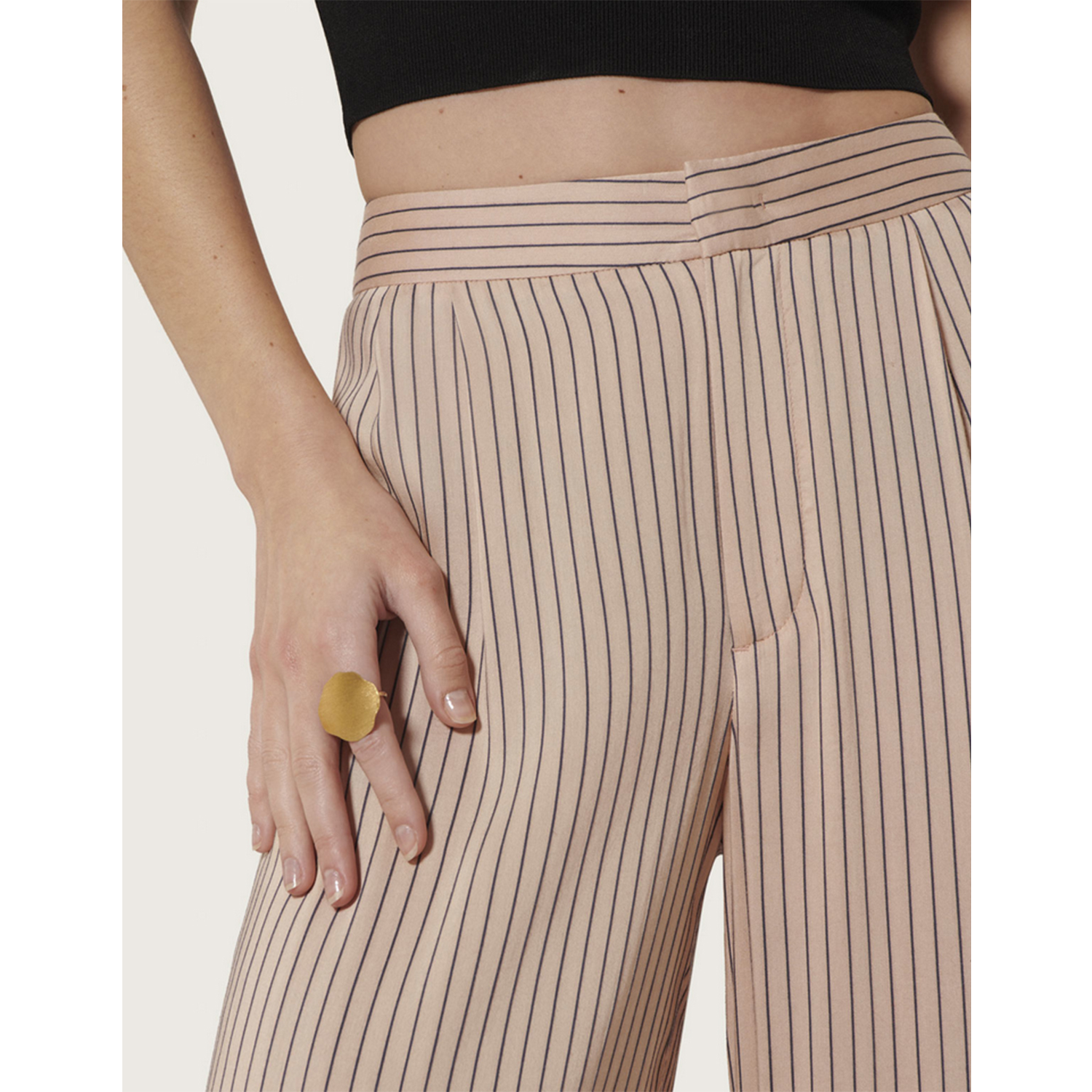 Karma Koma Rover Hose mit Streifen in Beige von Karma Koma Model Detail vorne