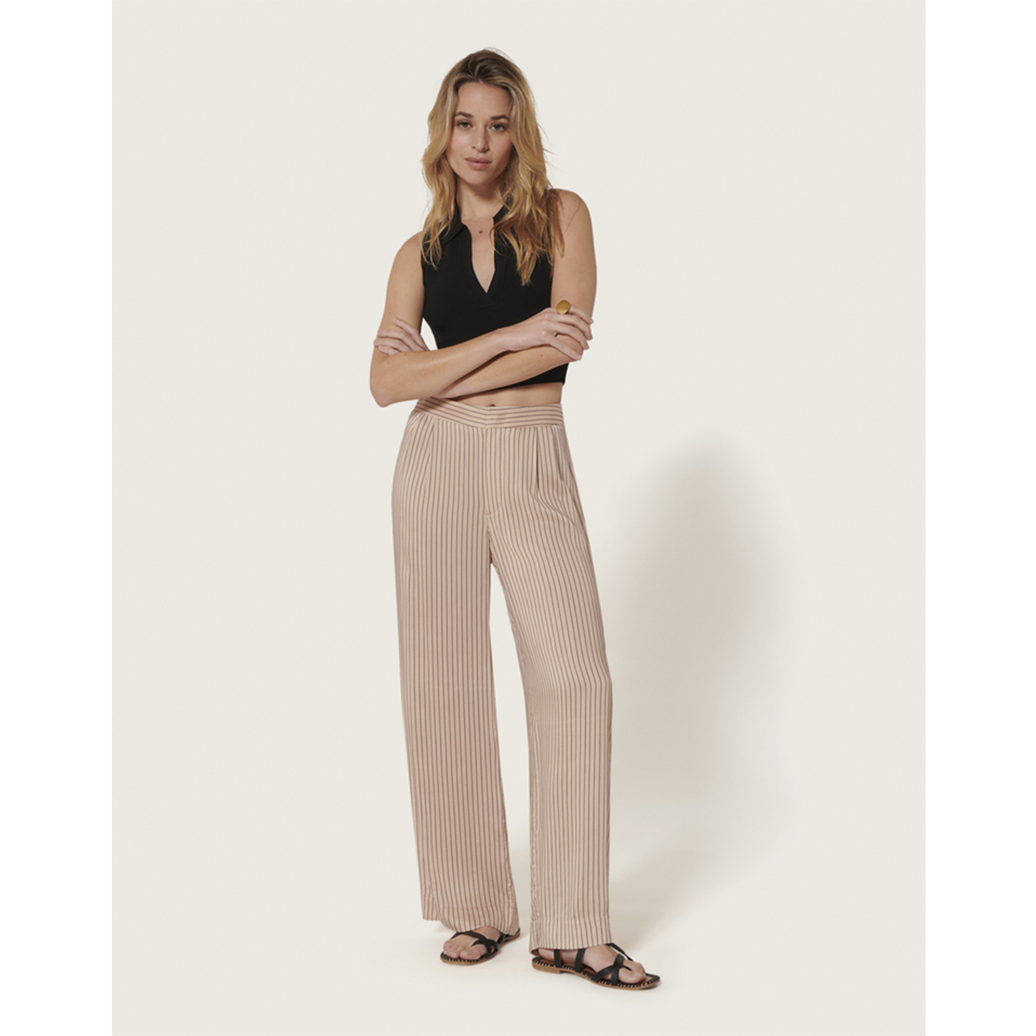 Karma Koma Rover Hose mit Streifen in Beige von Karma Koma Model vorne